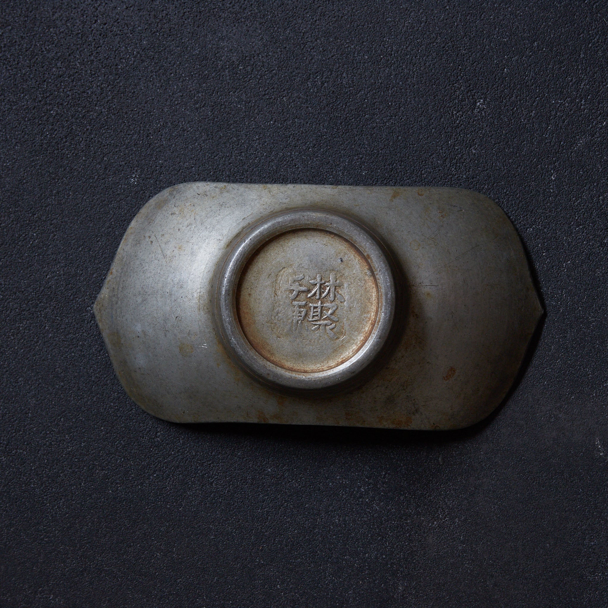OUD TINNEN SCHOTEL（TJE）, Ingelegd met gevarieerde picturale decoratie, gemerkt, met houten kist, set van 5【未翻訳:蓮,弁,形】, Qing-dynastie（1616–1911 n.Chr.）
