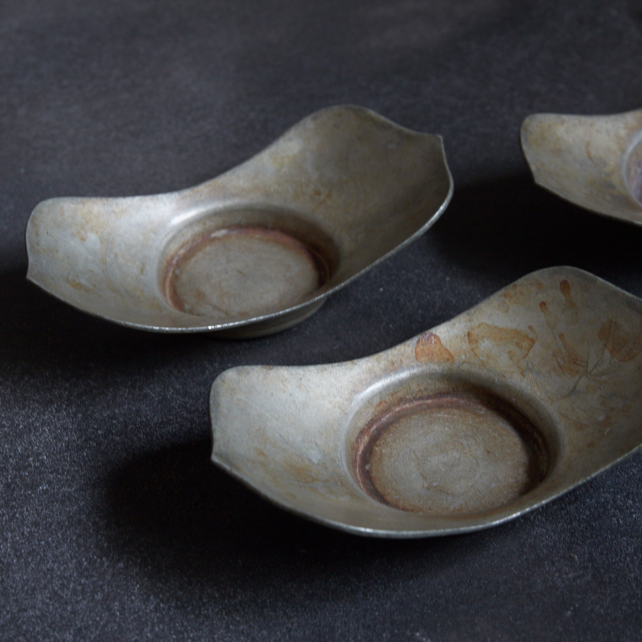 OUD TINNEN SCHOTEL（TJE）, Ingelegd met gevarieerde picturale decoratie, gemerkt, met houten kist, set van 5【未翻訳:蓮,弁,形】, Qing-dynastie（1616–1911 n.Chr.）