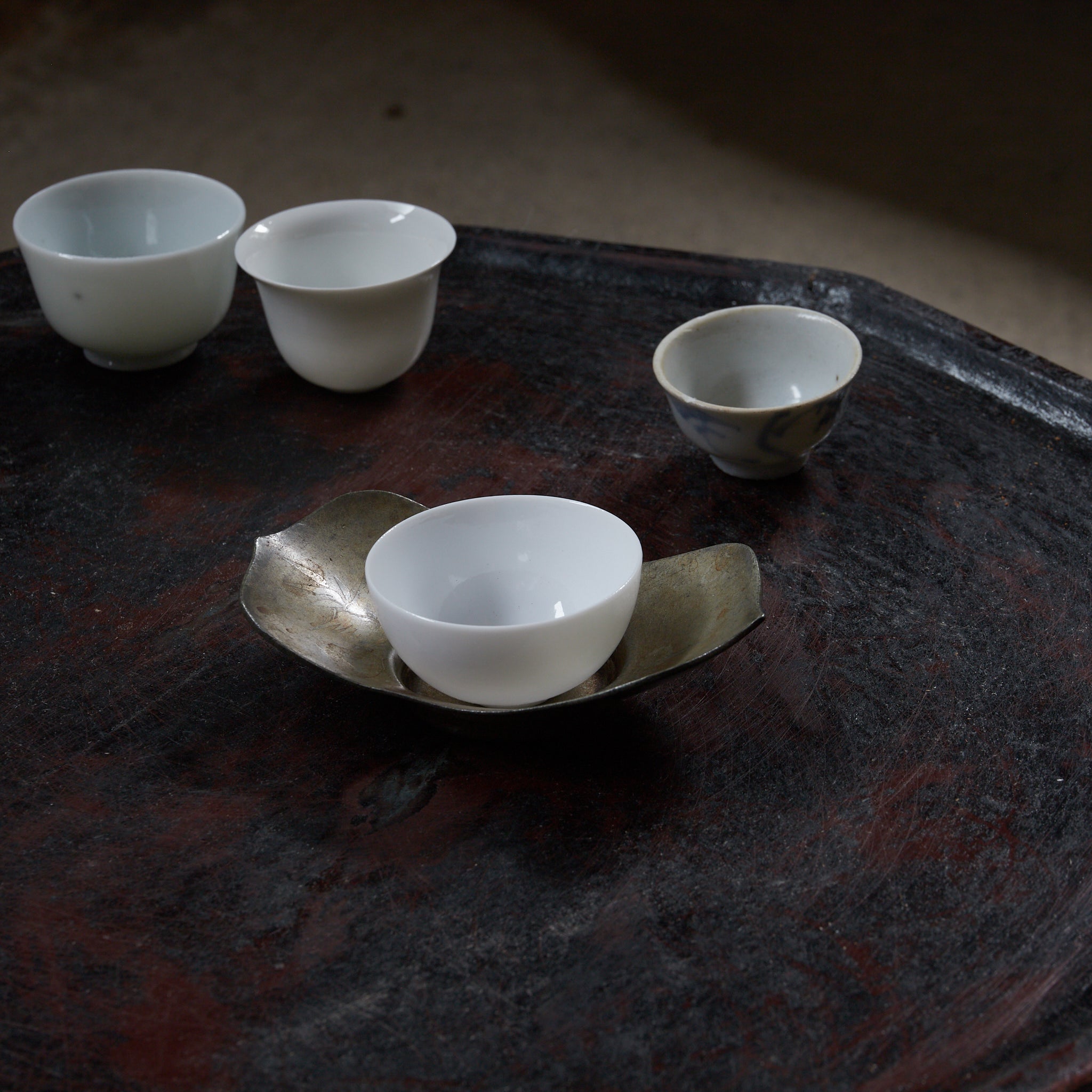 OUD TINNEN SCHOTEL（TJE）, Ingelegd met gevarieerde picturale decoratie, gemerkt, met houten kist, set van 5【未翻訳:蓮,弁,形】, Qing-dynastie（1616–1911 n.Chr.）