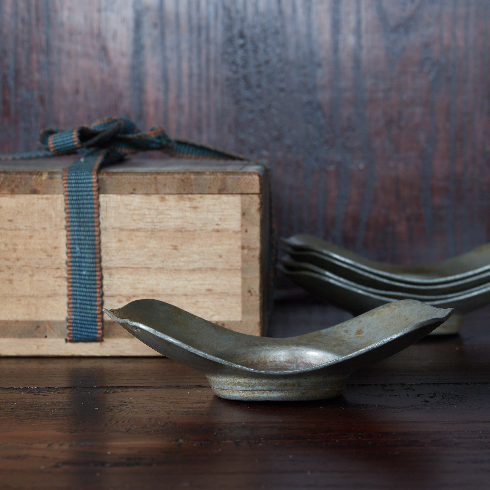 OUD TINNEN SCHOTEL（TJE）, Ingelegd met gevarieerde picturale decoratie, gemerkt, met houten kist, set van 5【未翻訳:蓮,弁,形】, Qing-dynastie（1616–1911 n.Chr.）