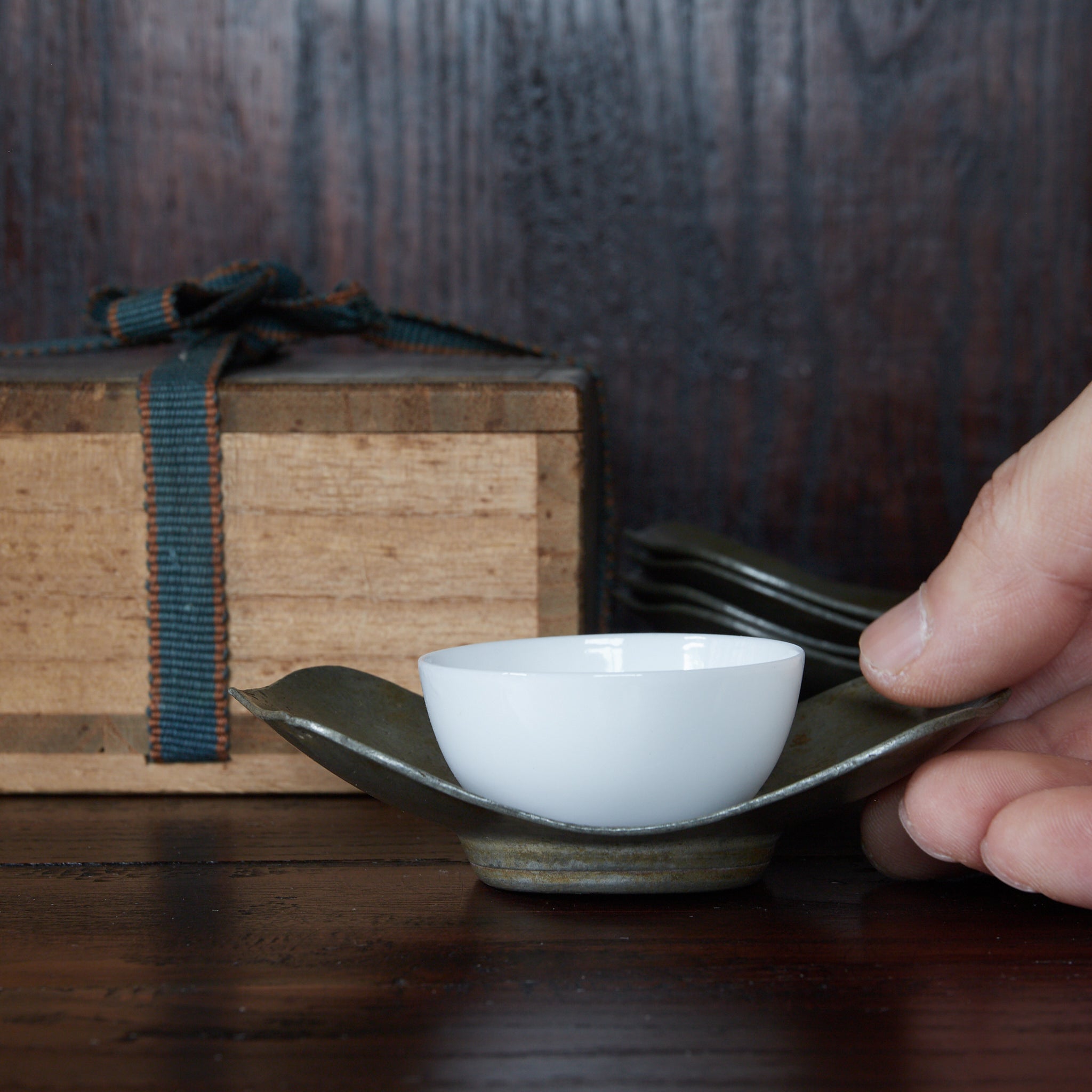 OUD TINNEN SCHOTEL（TJE）, Ingelegd met gevarieerde picturale decoratie, gemerkt, met houten kist, set van 5【未翻訳:蓮,弁,形】, Qing-dynastie（1616–1911 n.Chr.）