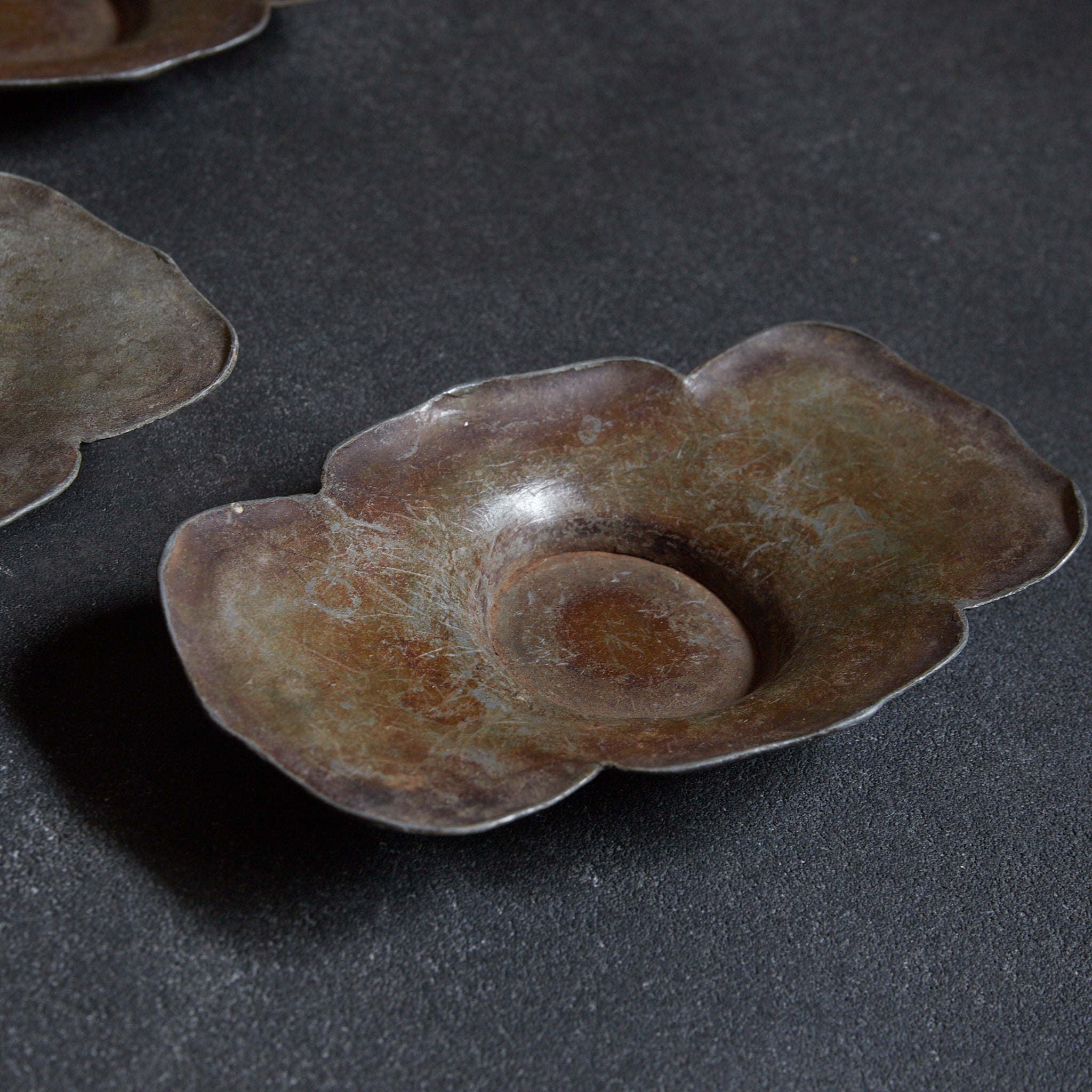 PIATTINO A FIORE LOBATA DI STAGNO ANTICO, Marcato, set da 5, Dinastia Qing（1616–1911 d.C.）