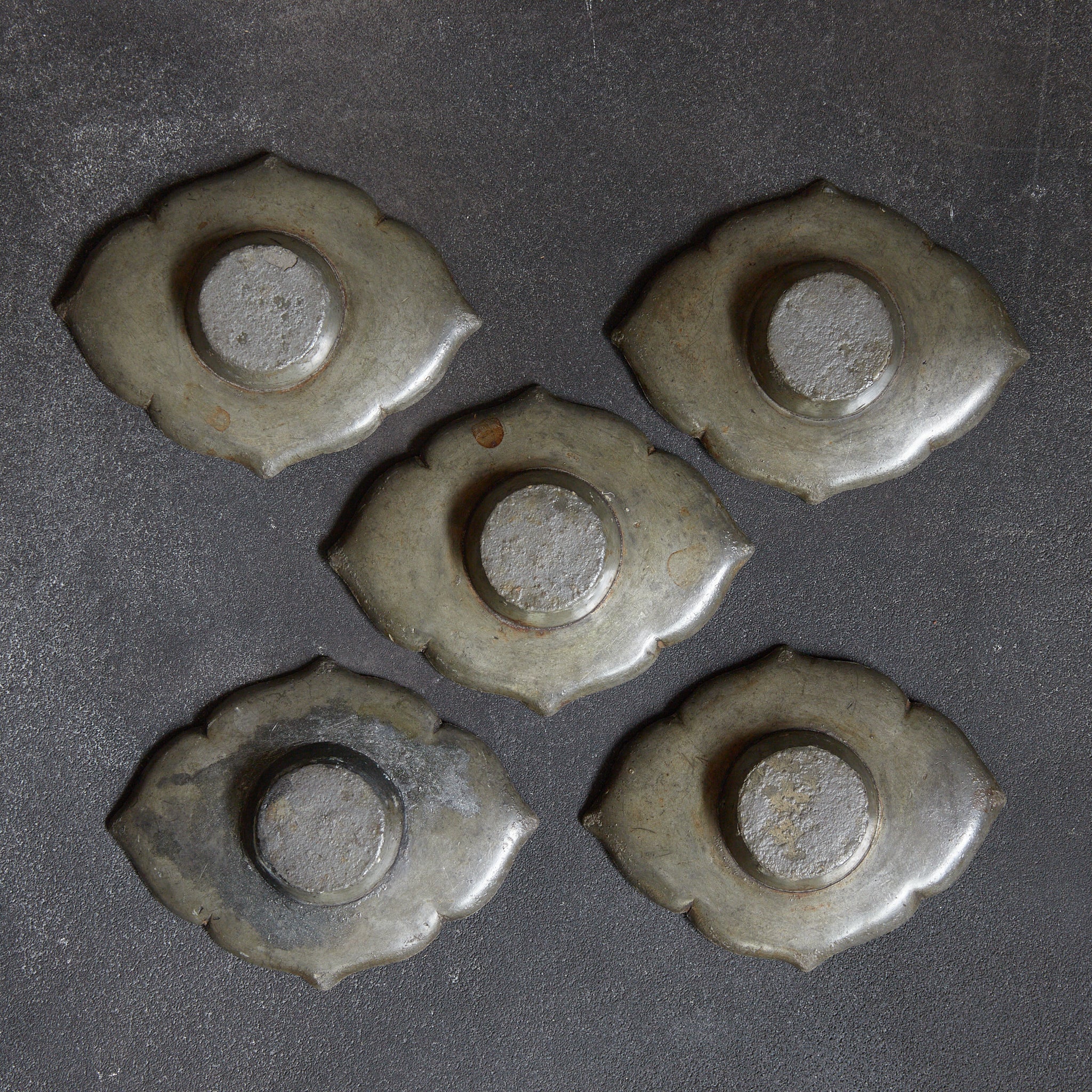 ALTE RUNDBLÜTENFÖRMIGE ZINNERNE UNTERTASSE, 5er-Set, Qing-Dynastie（1616–1911 n. Chr.）