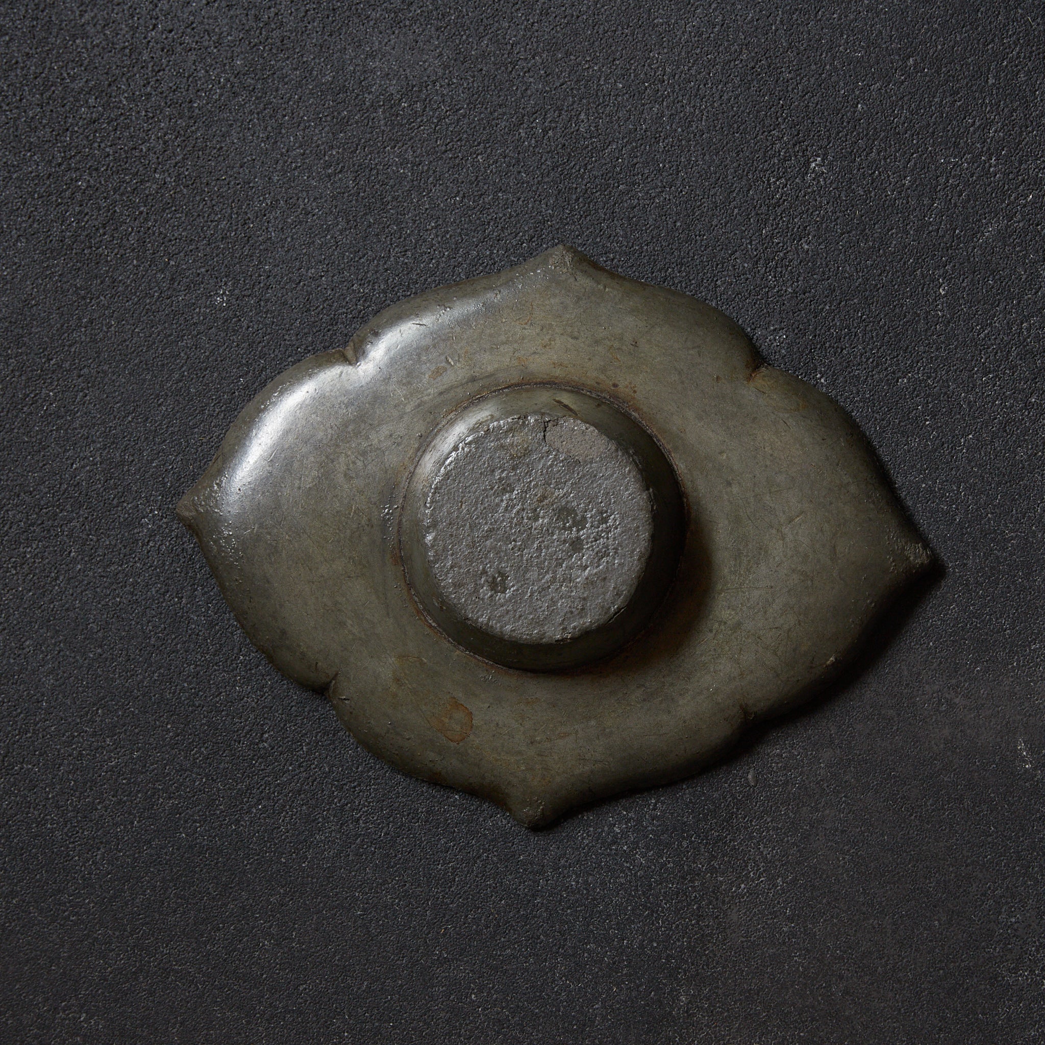 清代 古錫輪花形茶托 5客揃（1616–1911CE）a | 入蘆花（ロカニイル）