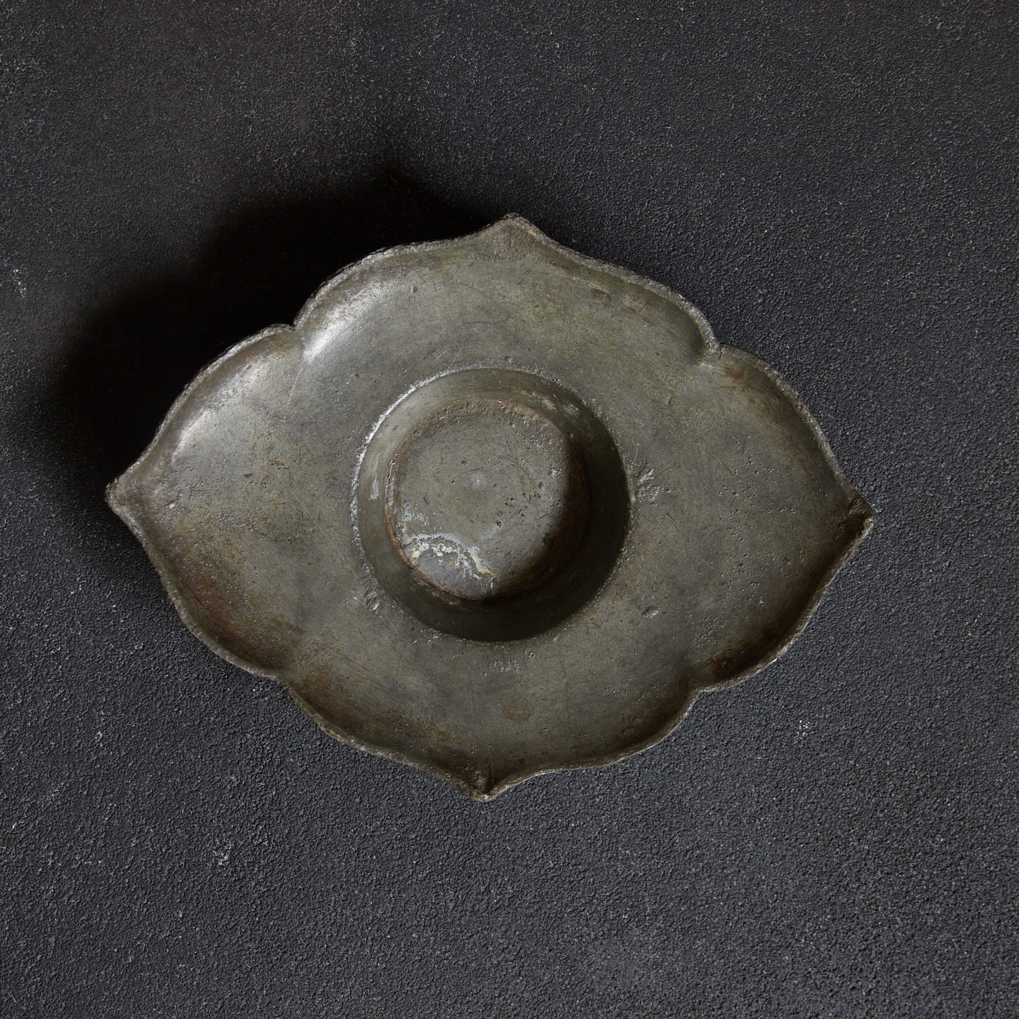ALTE RUNDBLÜTENFÖRMIGE ZINNERNE UNTERTASSE, 5er-Set, Qing-Dynastie（1616–1911 n. Chr.）