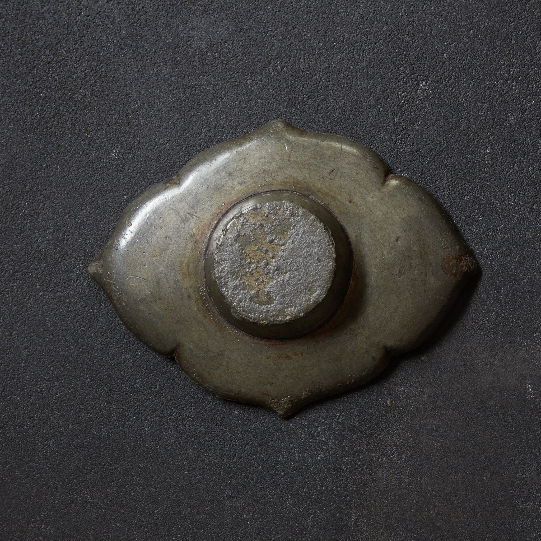 ALTE RUNDBLÜTENFÖRMIGE ZINNERNE UNTERTASSE, 5er-Set, Qing-Dynastie（1616–1911 n. Chr.）