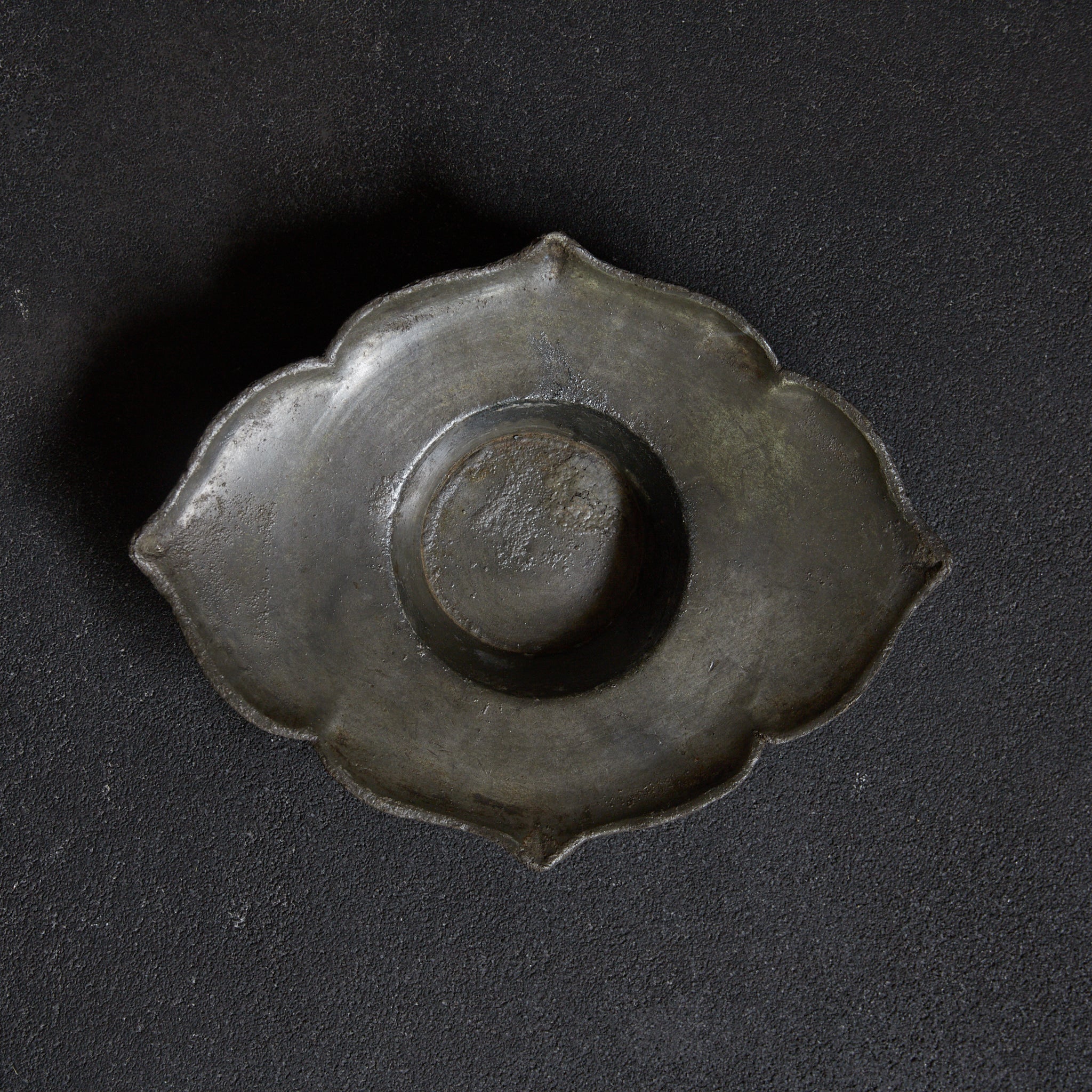 ALTE RUNDBLÜTENFÖRMIGE ZINNERNE UNTERTASSE, 5er-Set, Qing-Dynastie（1616–1911 n. Chr.）
