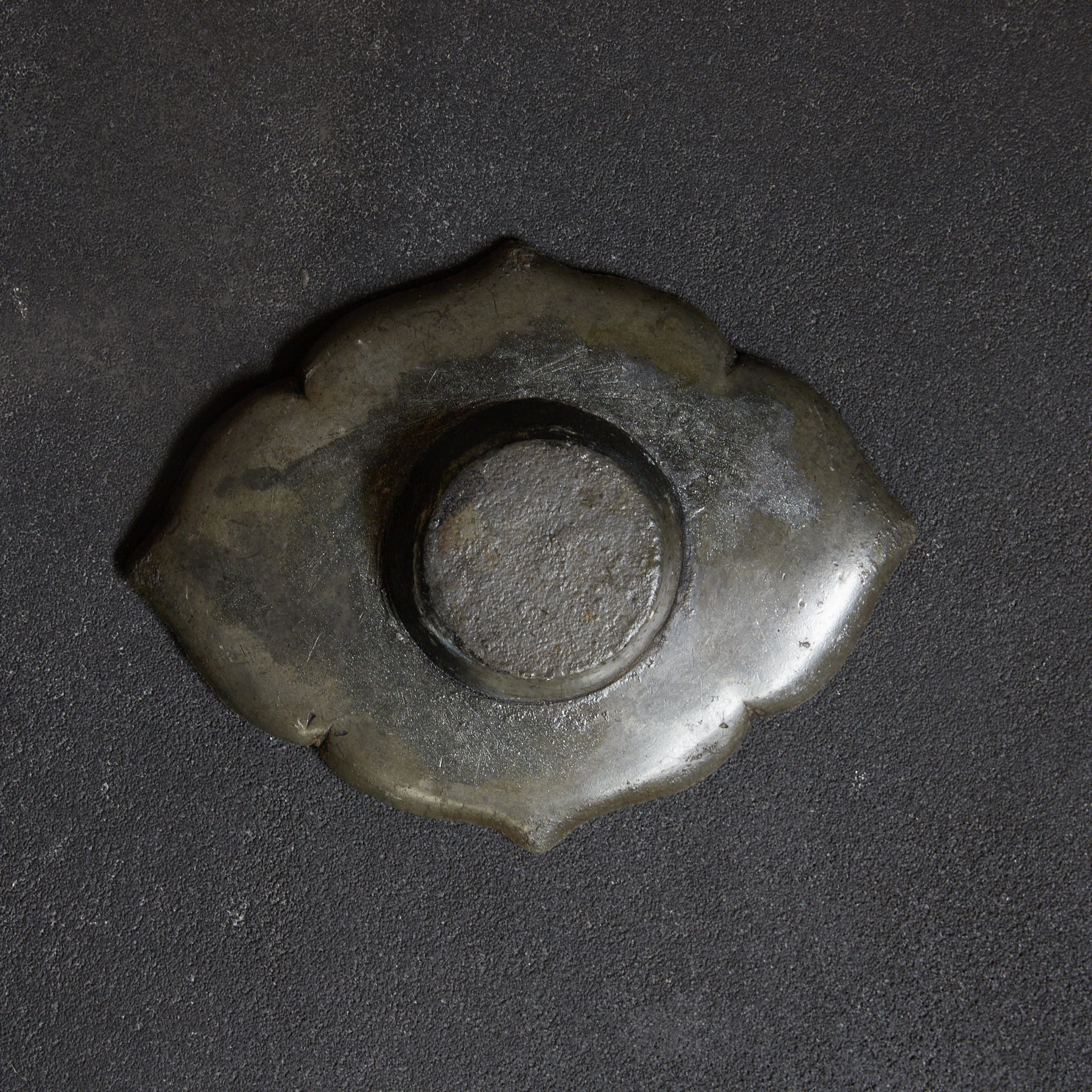 ALTE RUNDBLÜTENFÖRMIGE ZINNERNE UNTERTASSE, 5er-Set, Qing-Dynastie（1616–1911 n. Chr.）