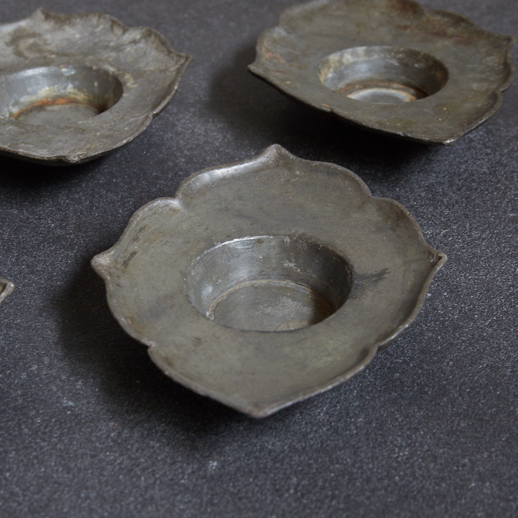 ALTE RUNDBLÜTENFÖRMIGE ZINNERNE UNTERTASSE, 5er-Set, Qing-Dynastie（1616–1911 n. Chr.）