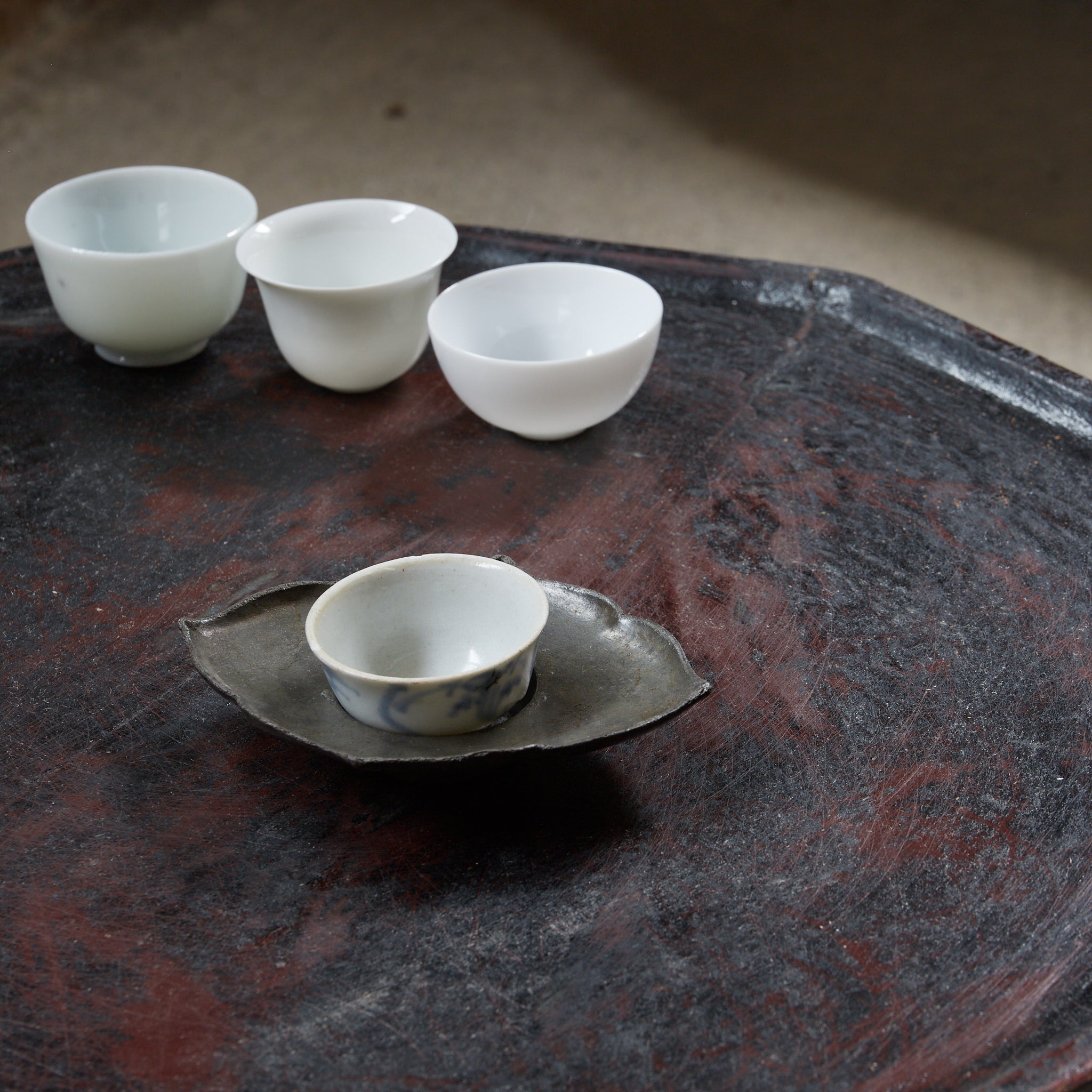 ALTE RUNDBLÜTENFÖRMIGE ZINNERNE UNTERTASSE, 5er-Set, Qing-Dynastie（1616–1911 n. Chr.）
