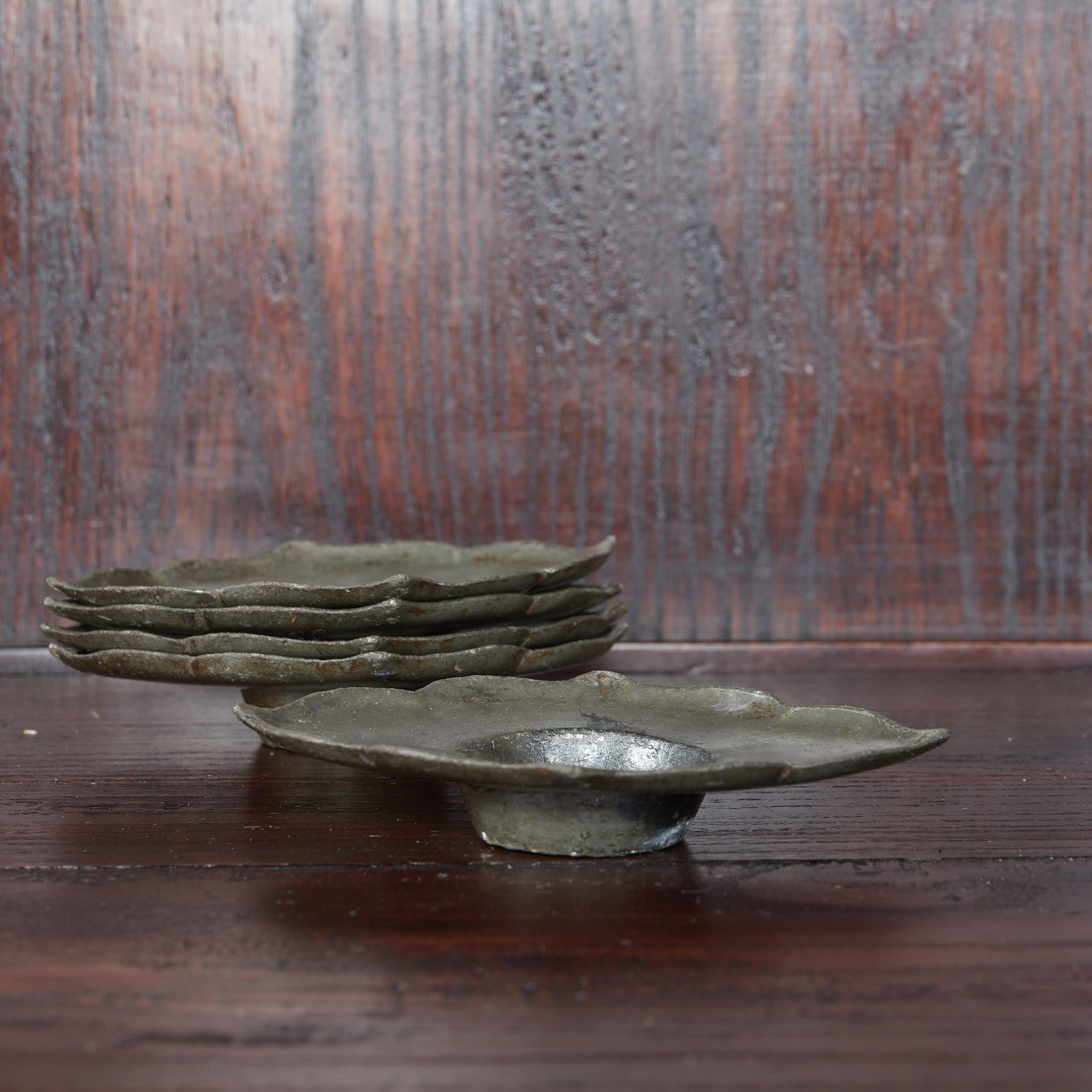 ALTE RUNDBLÜTENFÖRMIGE ZINNERNE UNTERTASSE, 5er-Set, Qing-Dynastie（1616–1911 n. Chr.）