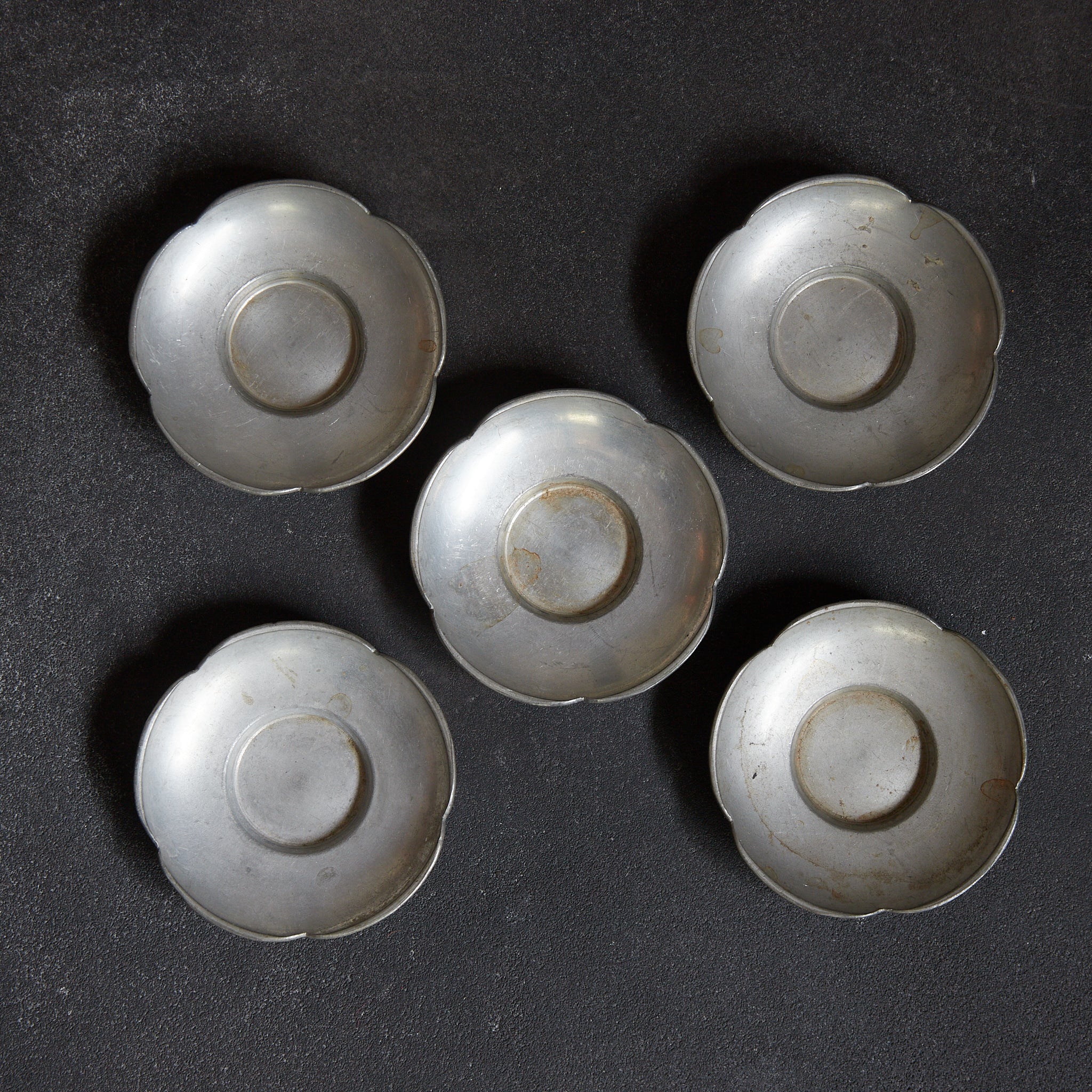 ALTE BLÜTENFÖRMIGE ZINNERNE UNTERTASSE, gemarkt, 5er-set, Qing-Dynastie（1616–1911 n. Chr.）
