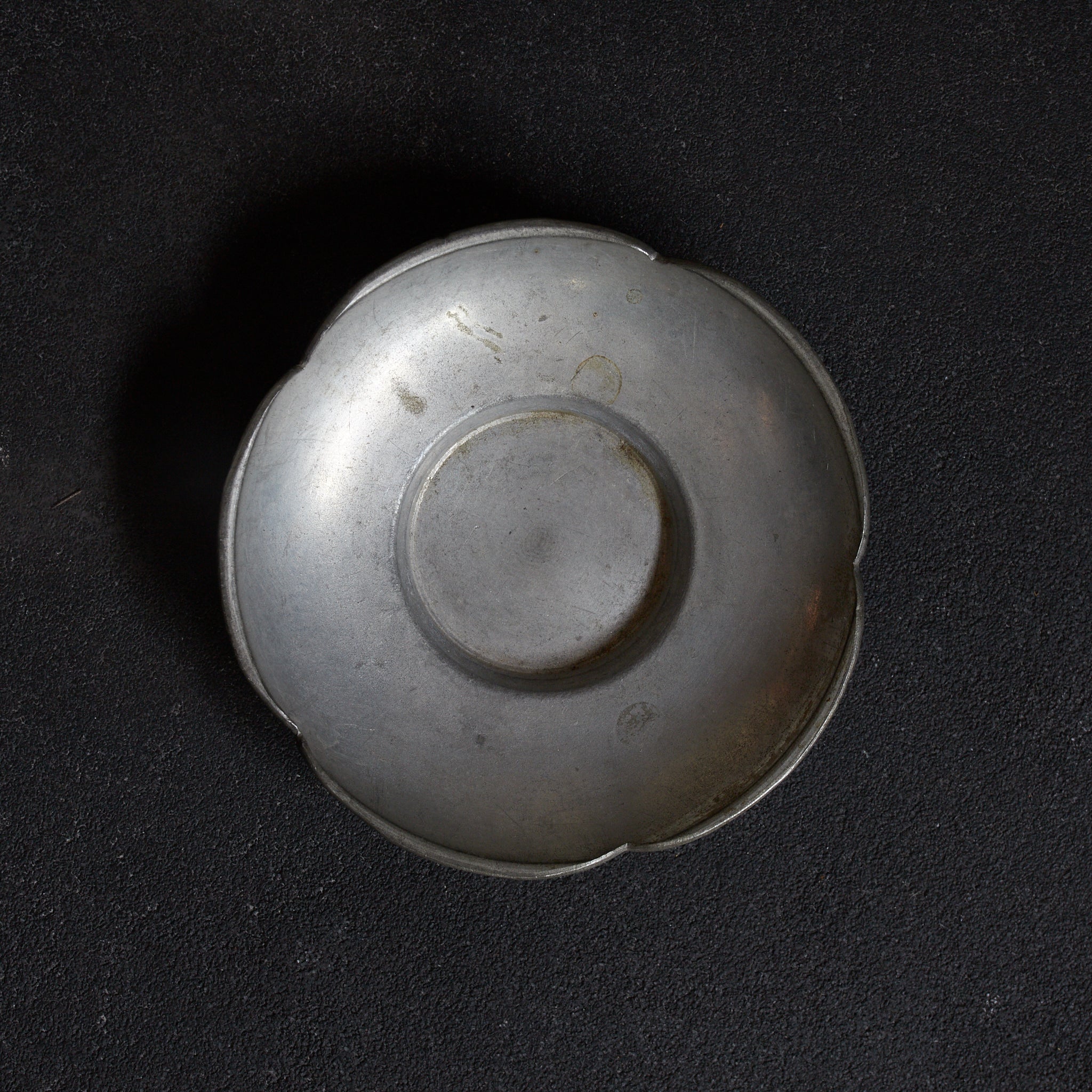 ALTE BLÜTENFÖRMIGE ZINNERNE UNTERTASSE, gemarkt, 5er-set, Qing-Dynastie（1616–1911 n. Chr.）