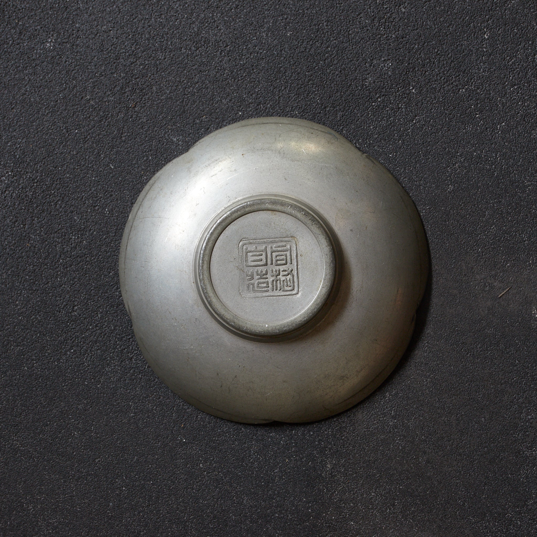 ALTE BLÜTENFÖRMIGE ZINNERNE UNTERTASSE, gemarkt, 5er-set, Qing-Dynastie（1616–1911 n. Chr.）