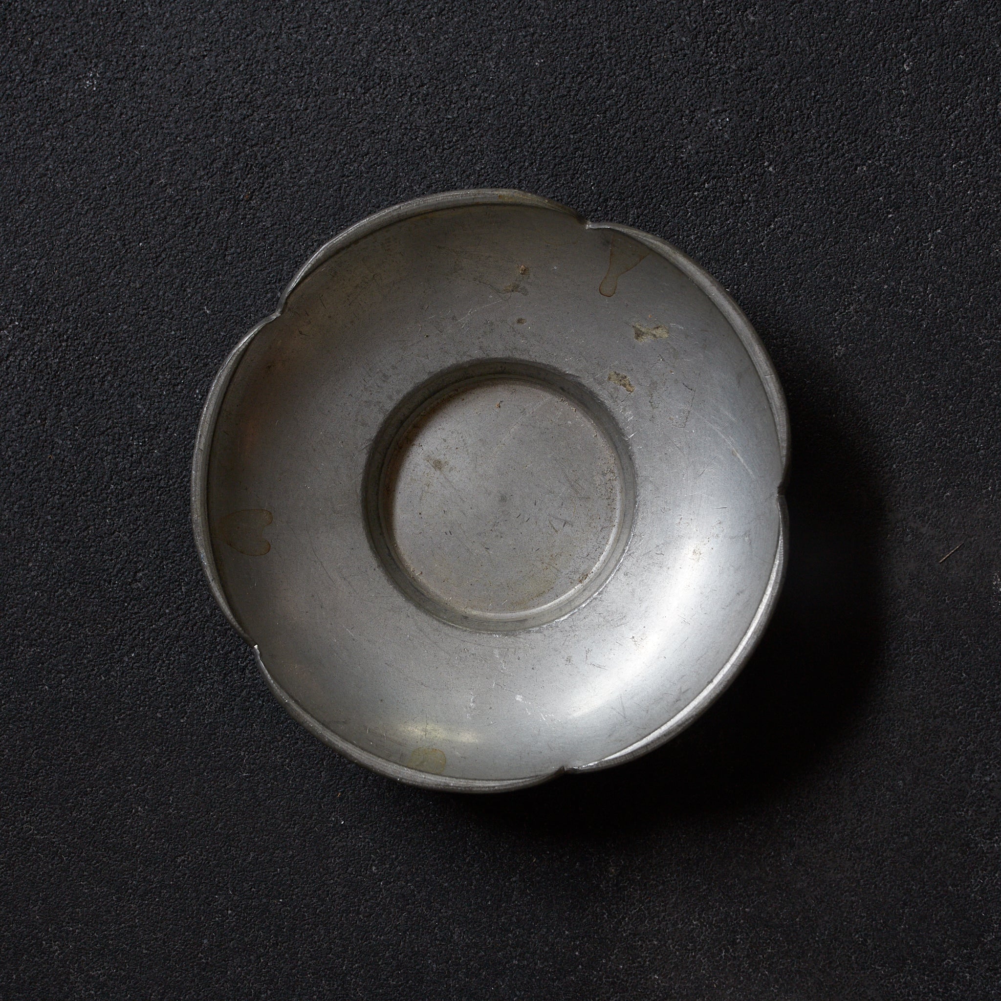 清代 古錫花形茶托 5客揃 在銘（1616–1911CE） | 入蘆花（ロカニイル）