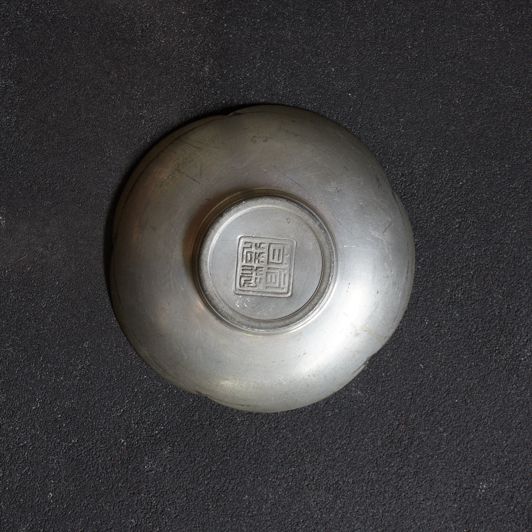 ALTE BLÜTENFÖRMIGE ZINNERNE UNTERTASSE, gemarkt, 5er-set, Qing-Dynastie（1616–1911 n. Chr.）