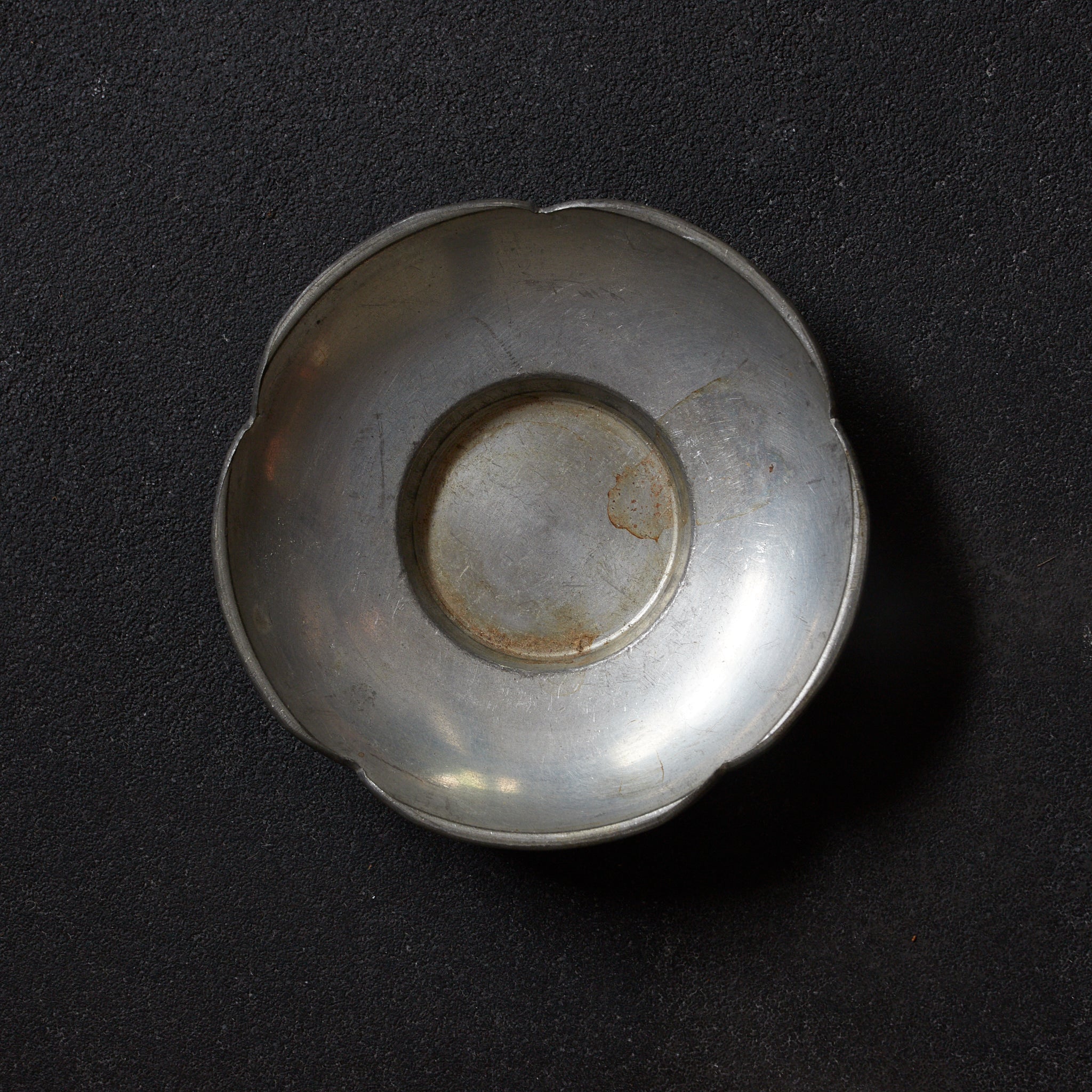 ALTE BLÜTENFÖRMIGE ZINNERNE UNTERTASSE, gemarkt, 5er-set, Qing-Dynastie（1616–1911 n. Chr.）