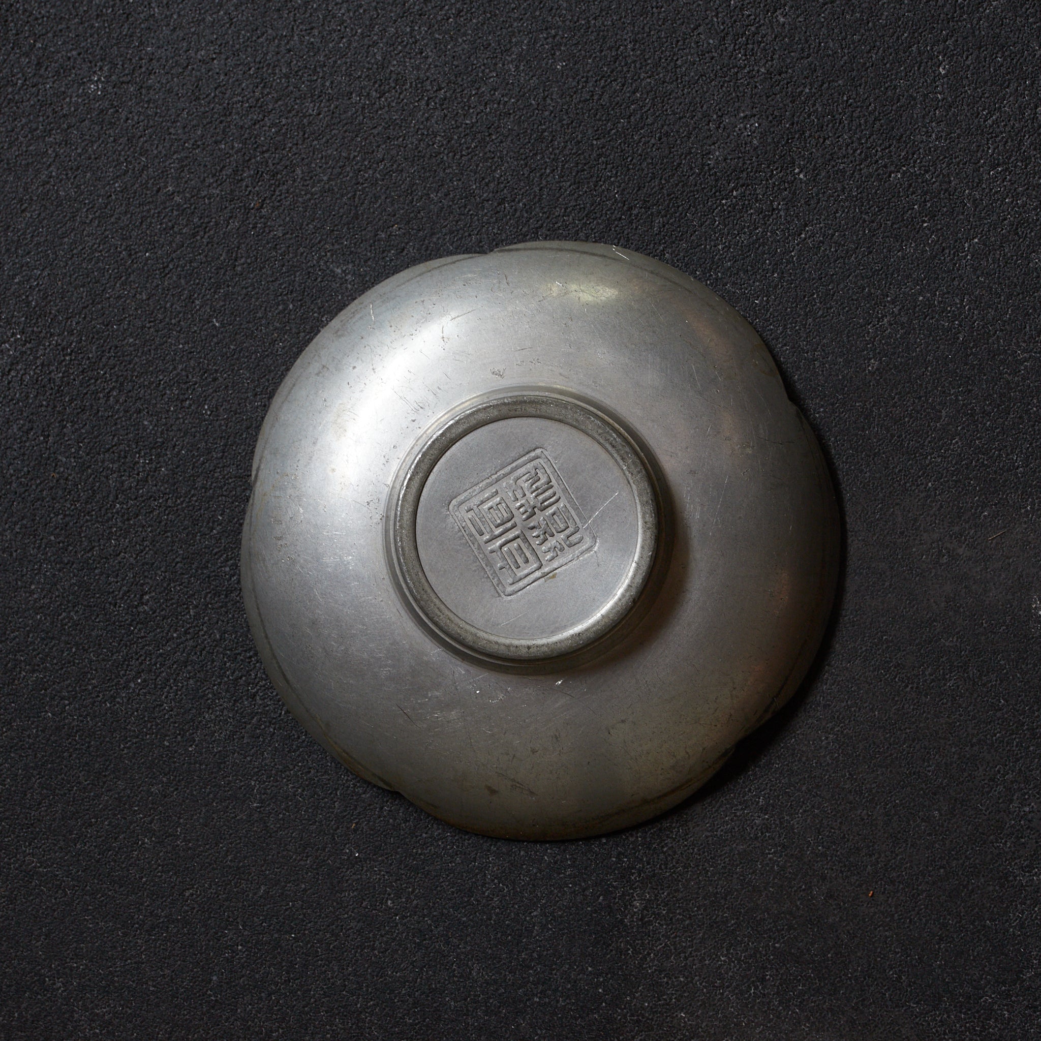 ALTE BLÜTENFÖRMIGE ZINNERNE UNTERTASSE, gemarkt, 5er-set, Qing-Dynastie（1616–1911 n. Chr.）