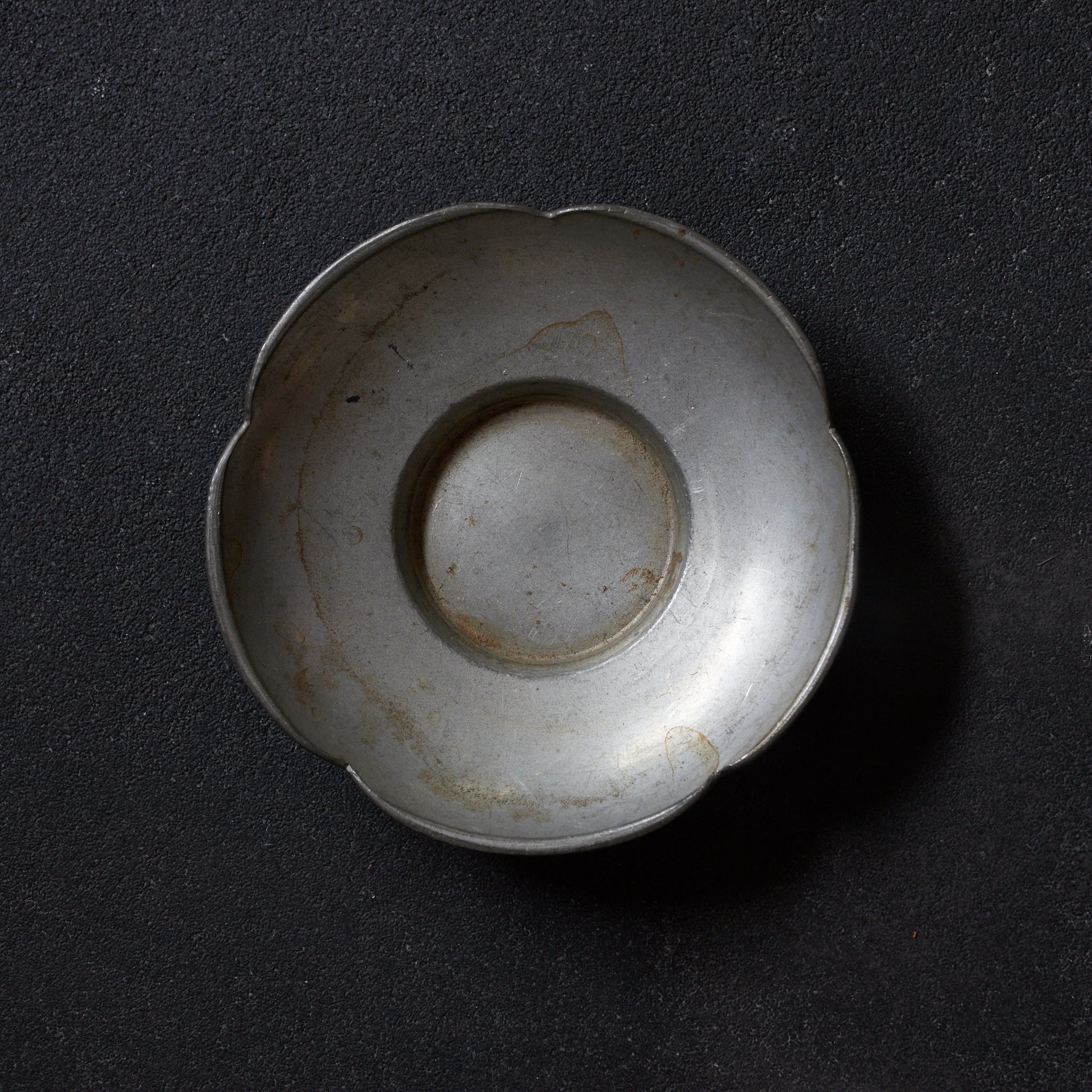 ALTE BLÜTENFÖRMIGE ZINNERNE UNTERTASSE, gemarkt, 5er-set, Qing-Dynastie（1616–1911 n. Chr.）