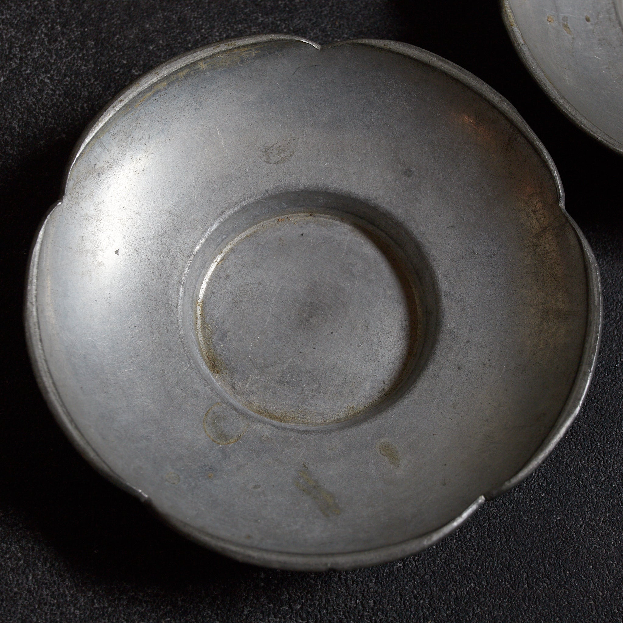ALTE BLÜTENFÖRMIGE ZINNERNE UNTERTASSE, gemarkt, 5er-set, Qing-Dynastie（1616–1911 n. Chr.）