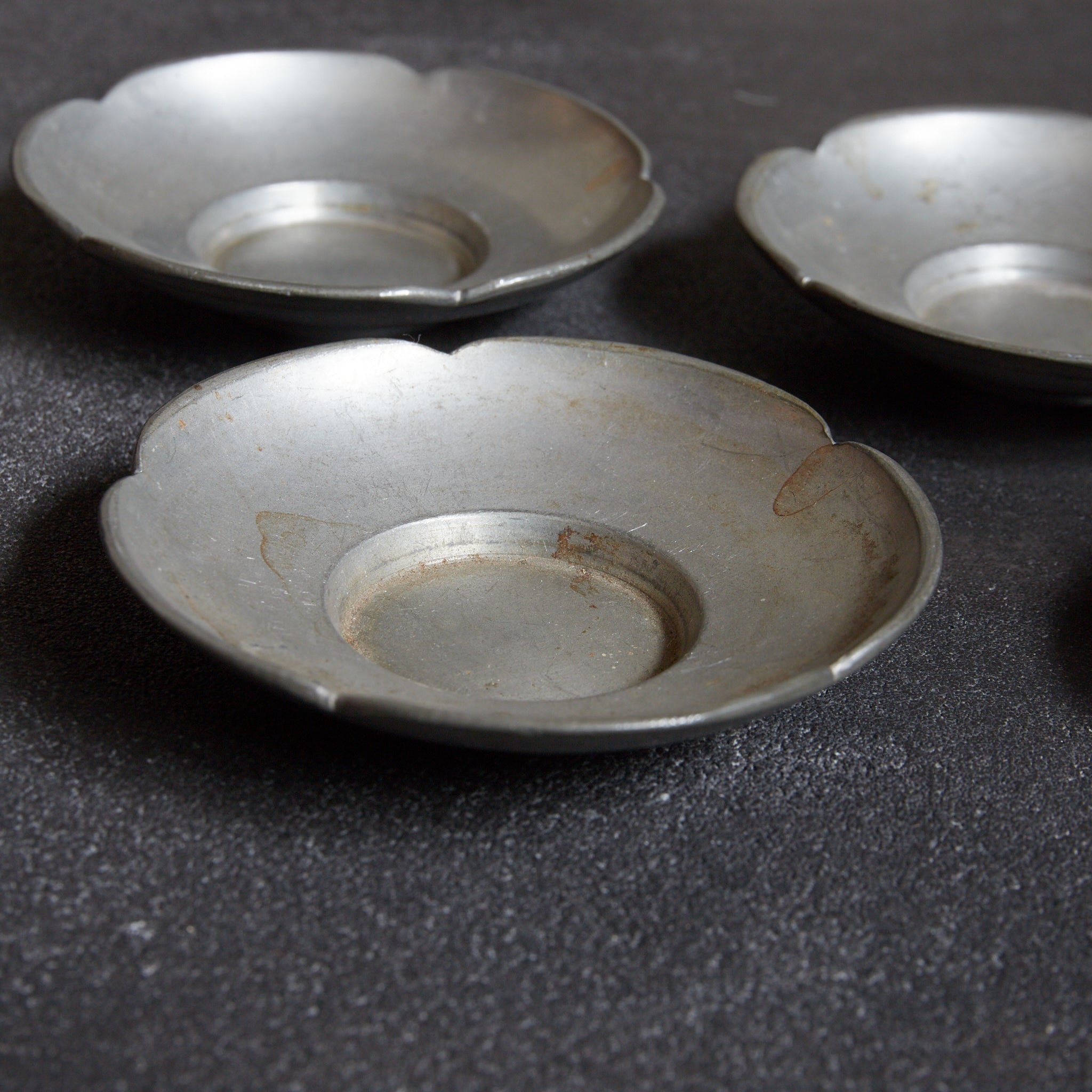 ALTE BLÜTENFÖRMIGE ZINNERNE UNTERTASSE, gemarkt, 5er-set, Qing-Dynastie（1616–1911 n. Chr.）