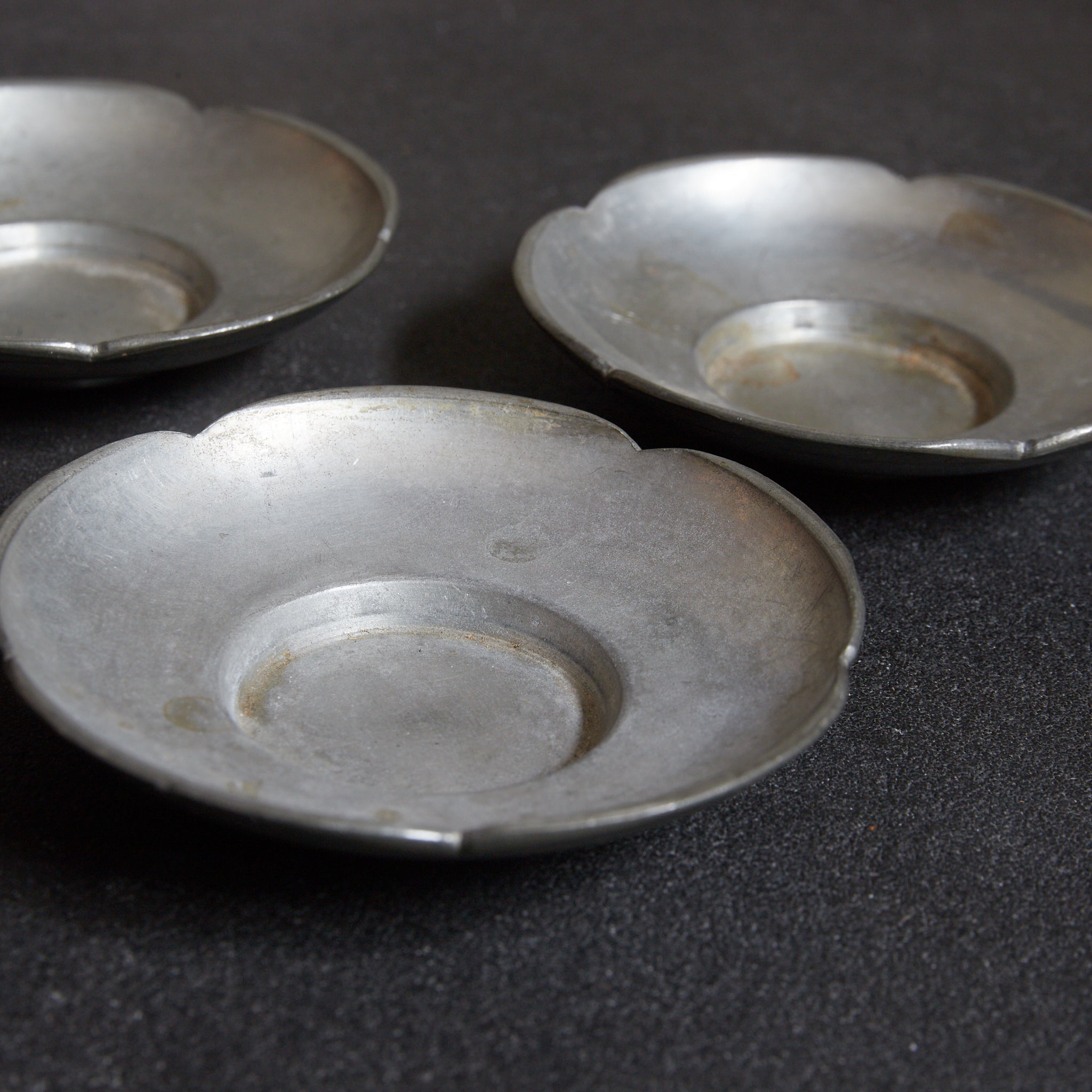 ALTE BLÜTENFÖRMIGE ZINNERNE UNTERTASSE, gemarkt, 5er-set, Qing-Dynastie（1616–1911 n. Chr.）