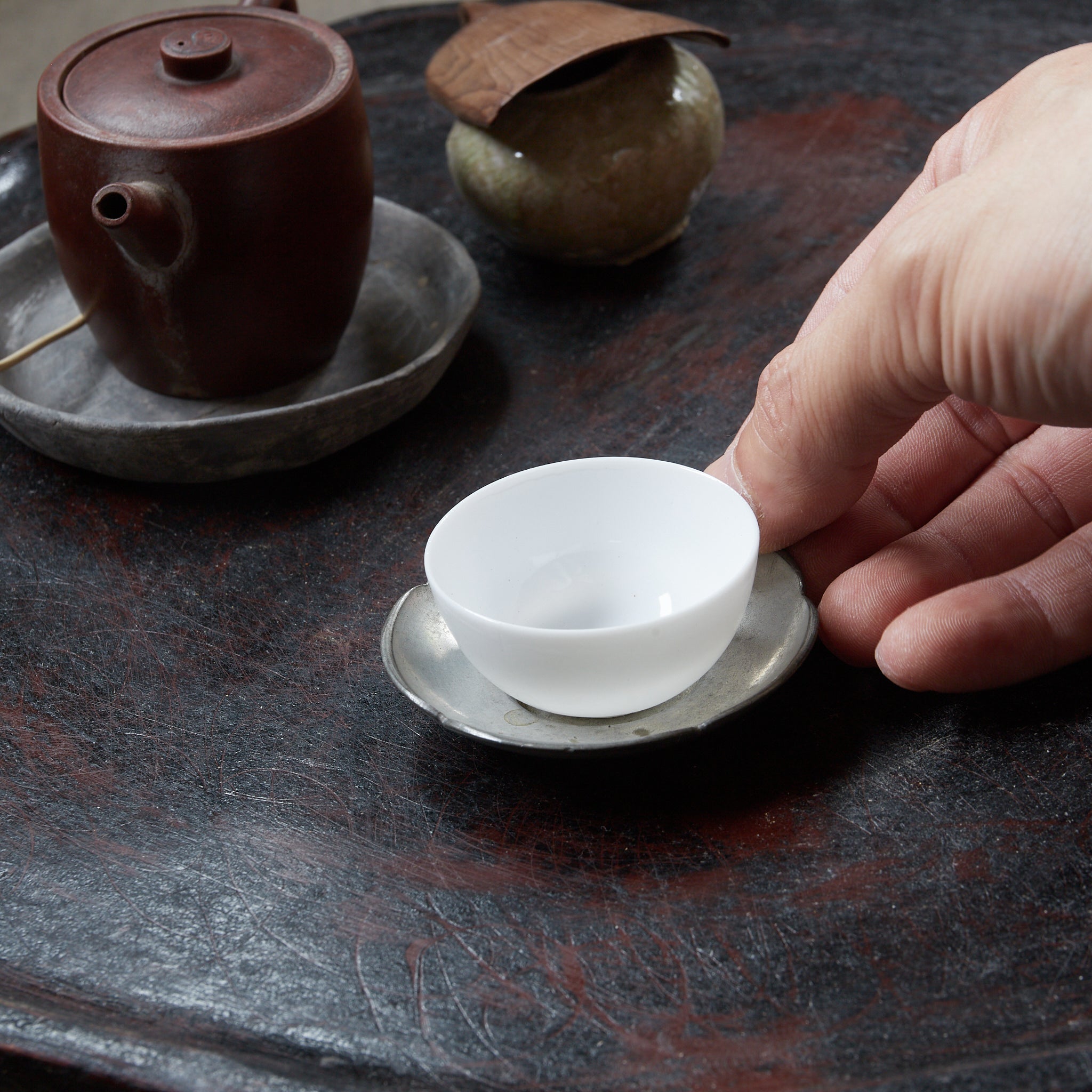 ALTE BLÜTENFÖRMIGE ZINNERNE UNTERTASSE, gemarkt, 5er-set, Qing-Dynastie（1616–1911 n. Chr.）