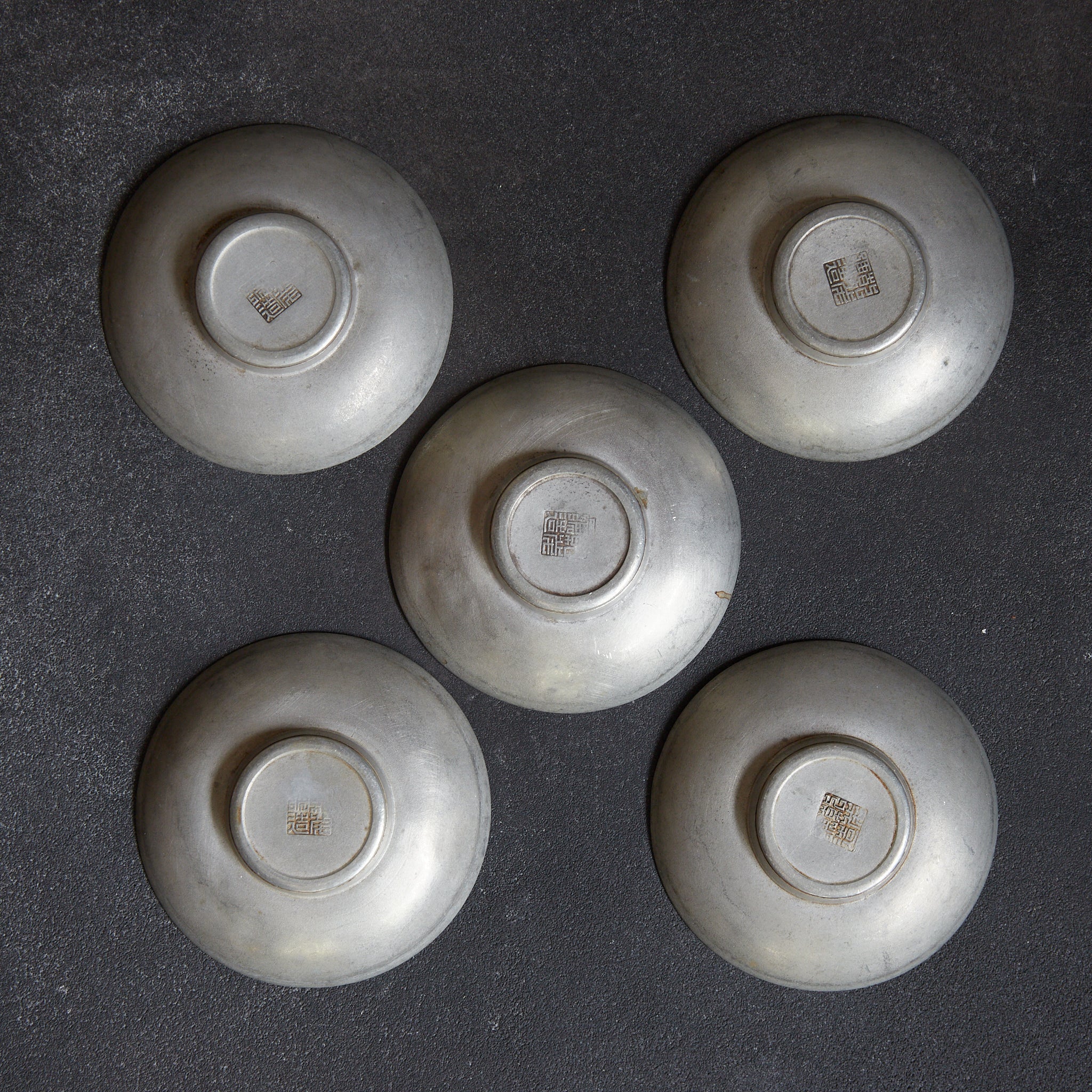 ALTE RUNDE ZINNERNE UNTERTASSE, Mit variiertes Bildmotiv, gemarkt, 5er-set, Qing-Dynastie（1616–1911 n. Chr.）