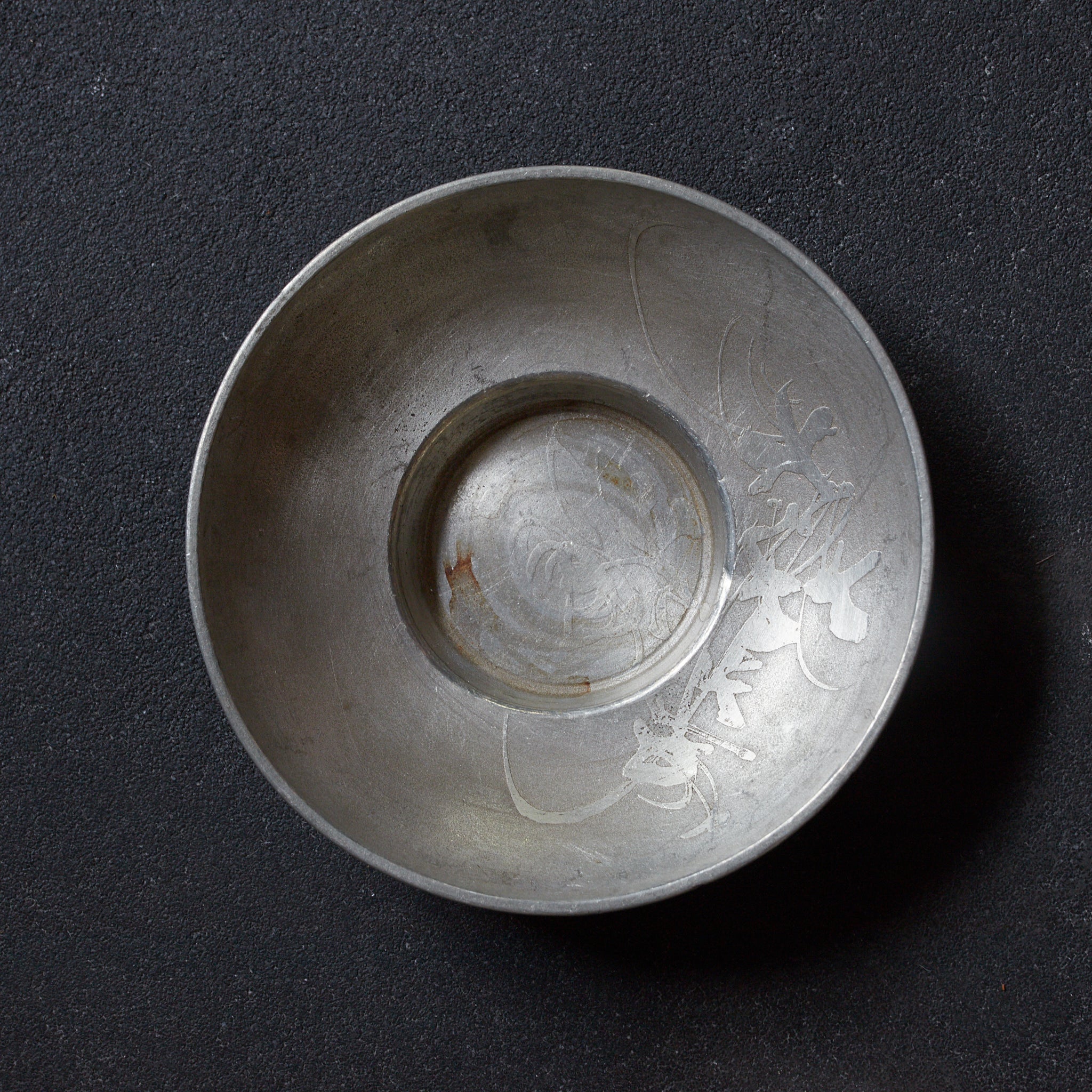 ALTE RUNDE ZINNERNE UNTERTASSE, Mit variiertes Bildmotiv, gemarkt, 5er-set, Qing-Dynastie（1616–1911 n. Chr.）