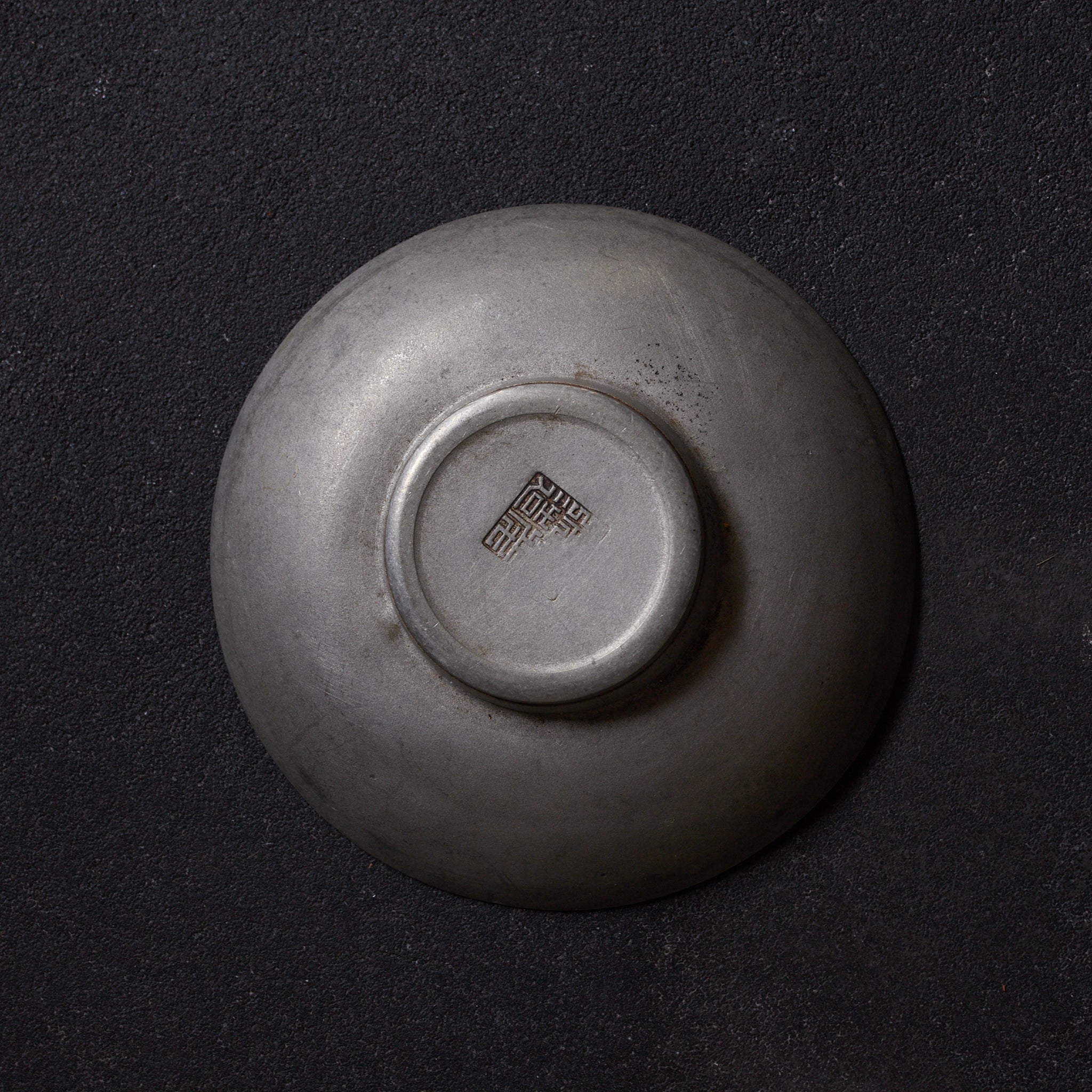 ALTE RUNDE ZINNERNE UNTERTASSE, Mit variiertes Bildmotiv, gemarkt, 5er-set, Qing-Dynastie（1616–1911 n. Chr.）
