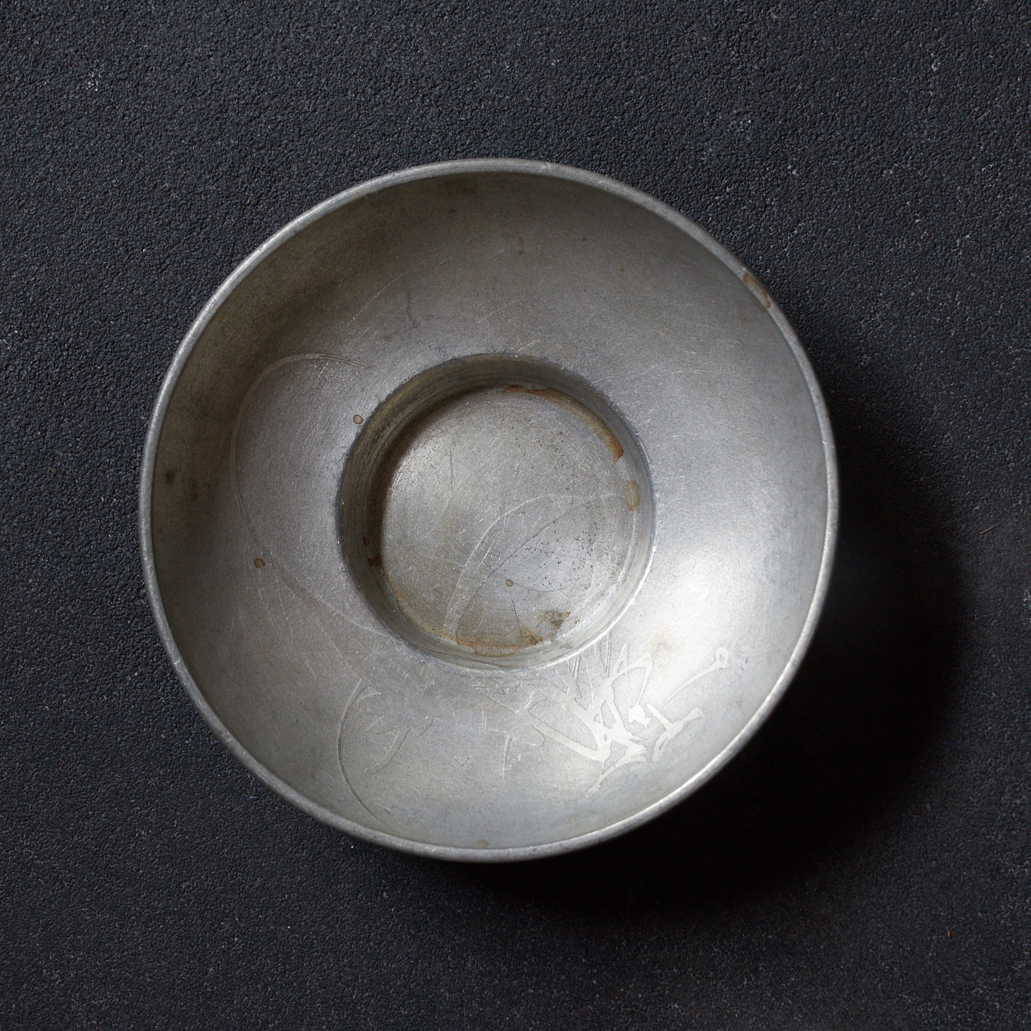 ALTE RUNDE ZINNERNE UNTERTASSE, Mit variiertes Bildmotiv, gemarkt, 5er-set, Qing-Dynastie（1616–1911 n. Chr.）
