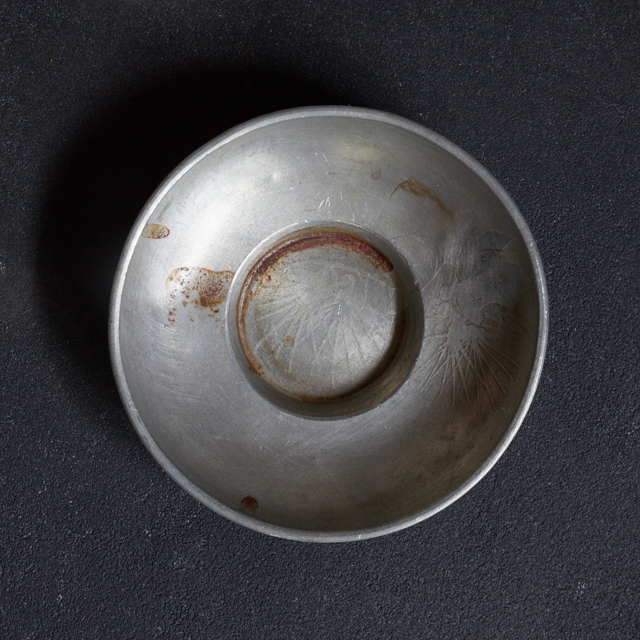 ALTE RUNDE ZINNERNE UNTERTASSE, Mit variiertes Bildmotiv, gemarkt, 5er-set, Qing-Dynastie（1616–1911 n. Chr.）