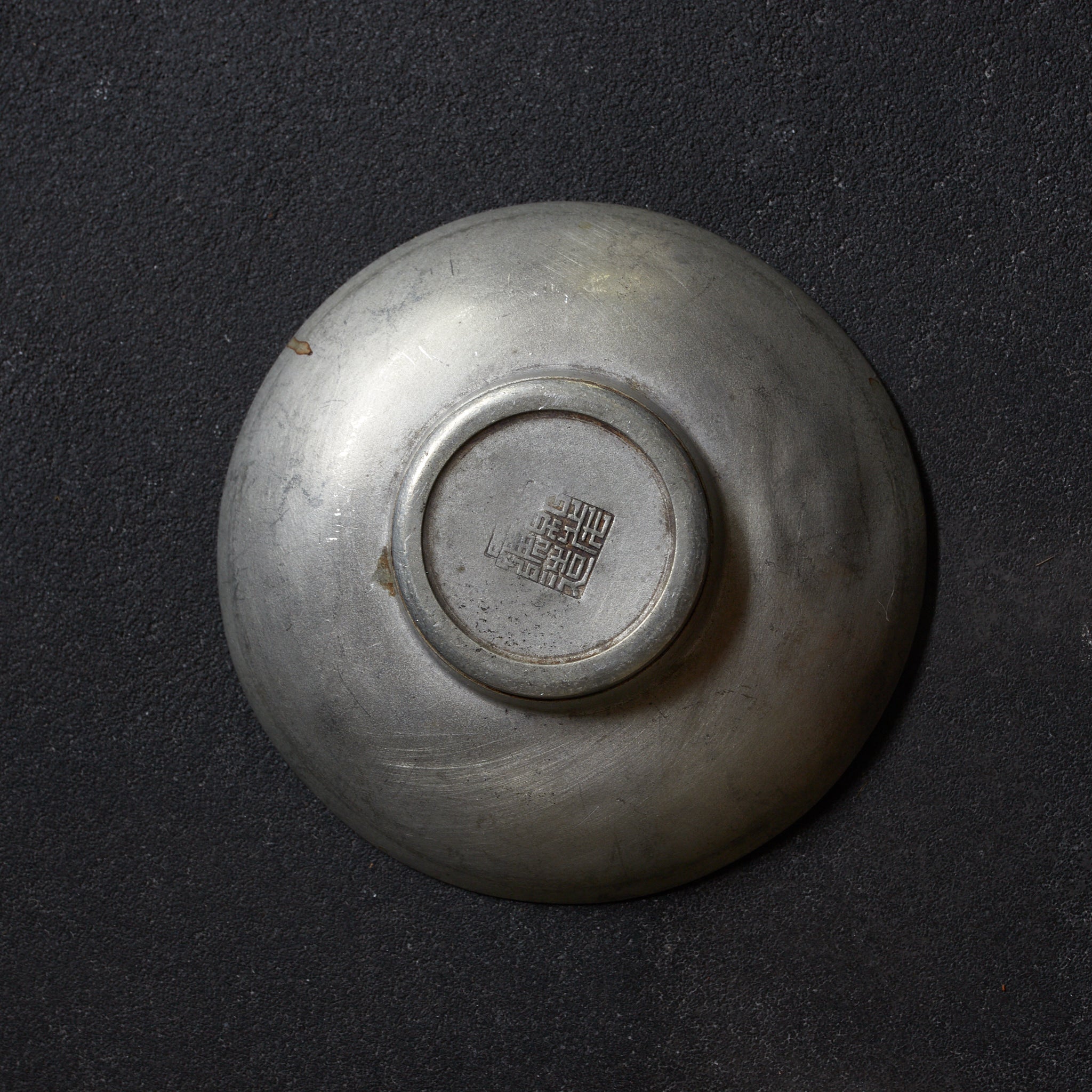 ALTE RUNDE ZINNERNE UNTERTASSE, Mit variiertes Bildmotiv, gemarkt, 5er-set, Qing-Dynastie（1616–1911 n. Chr.）
