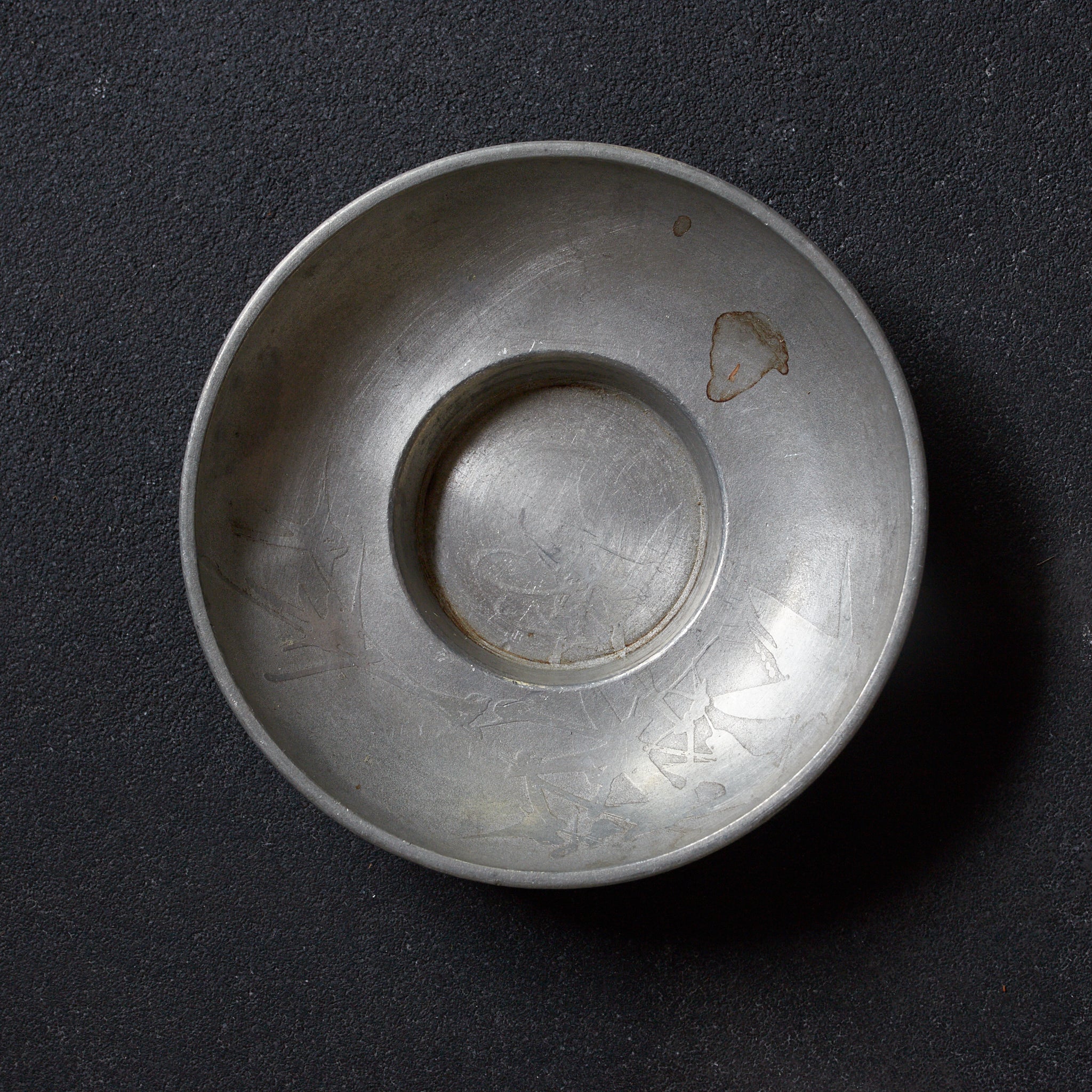 ALTE RUNDE ZINNERNE UNTERTASSE, Mit variiertes Bildmotiv, gemarkt, 5er-set, Qing-Dynastie（1616–1911 n. Chr.）