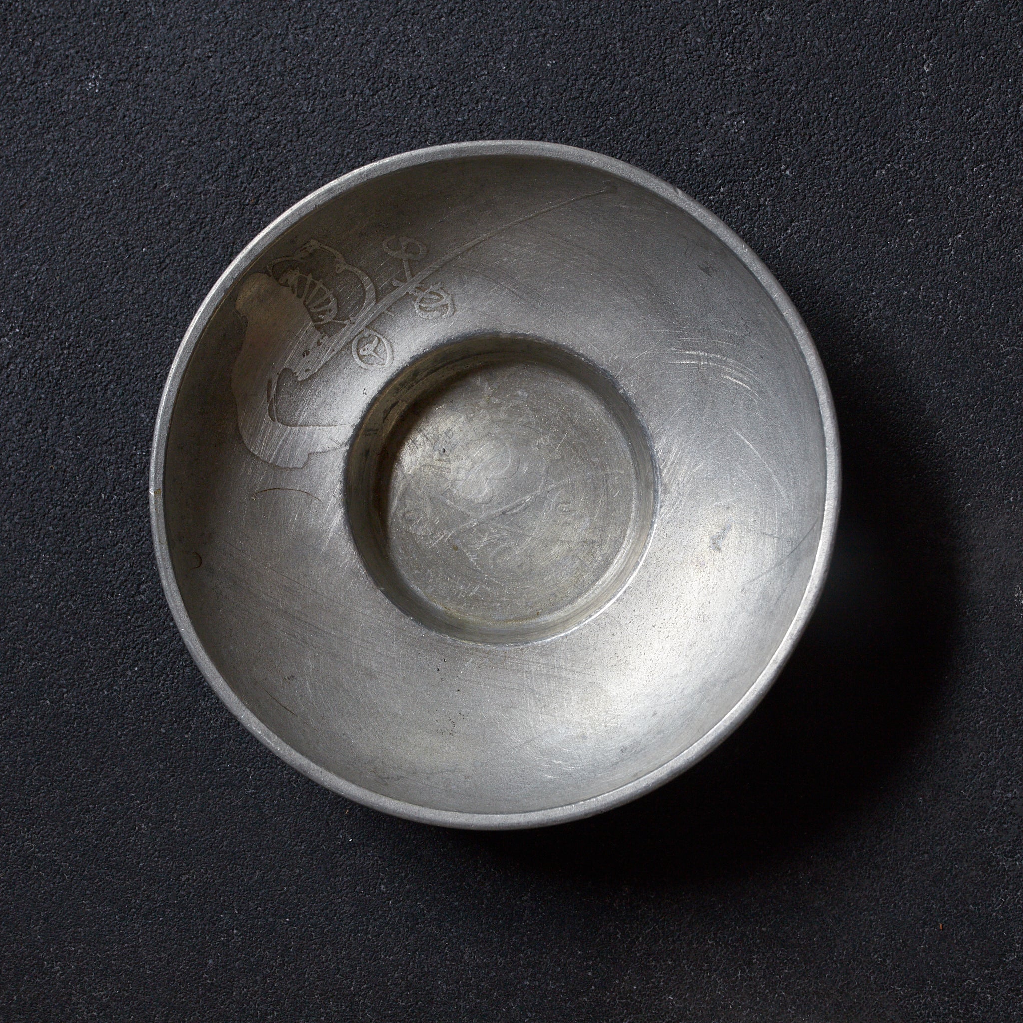 ALTE RUNDE ZINNERNE UNTERTASSE, Mit variiertes Bildmotiv, gemarkt, 5er-set, Qing-Dynastie（1616–1911 n. Chr.）
