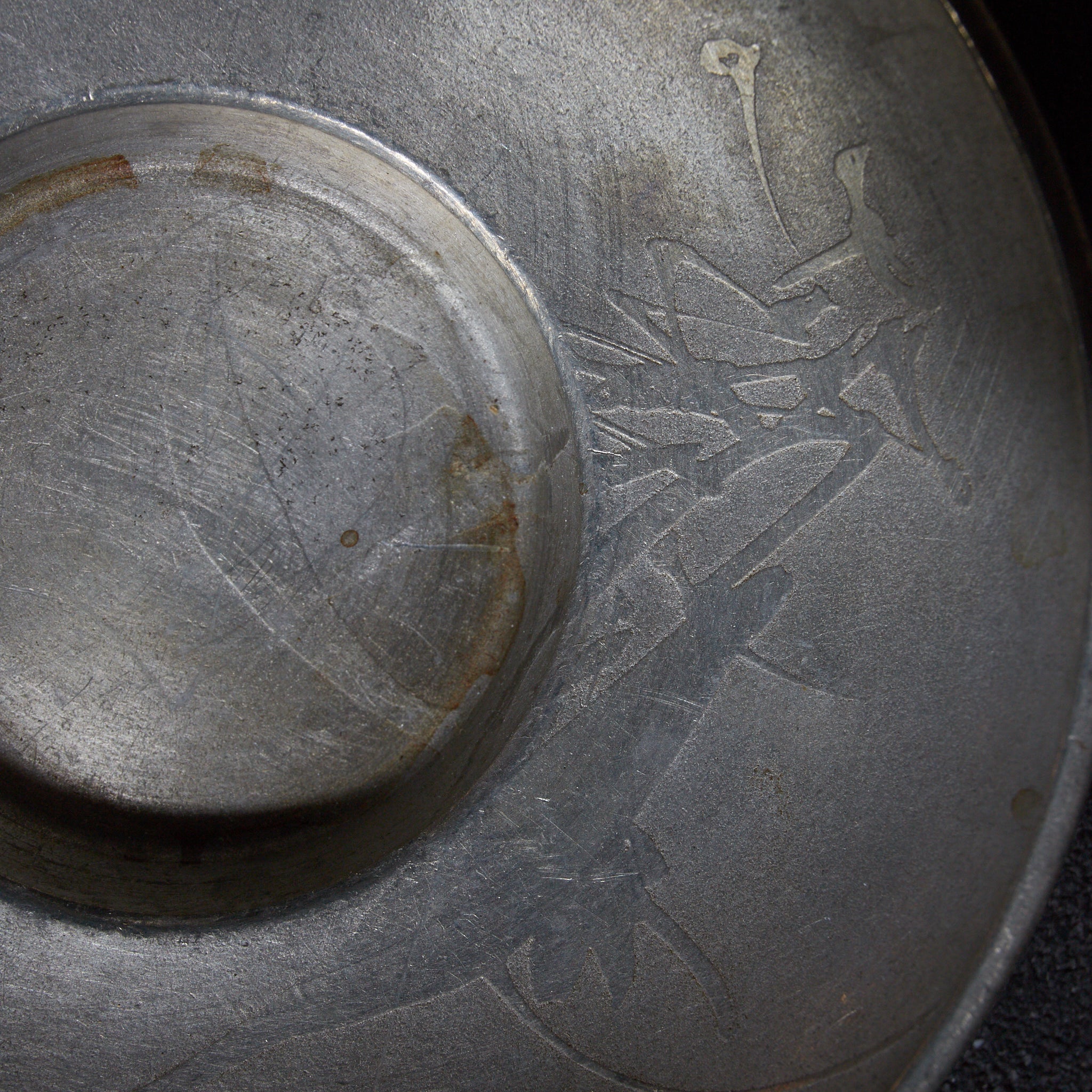 ALTE RUNDE ZINNERNE UNTERTASSE, Mit variiertes Bildmotiv, gemarkt, 5er-set, Qing-Dynastie（1616–1911 n. Chr.）