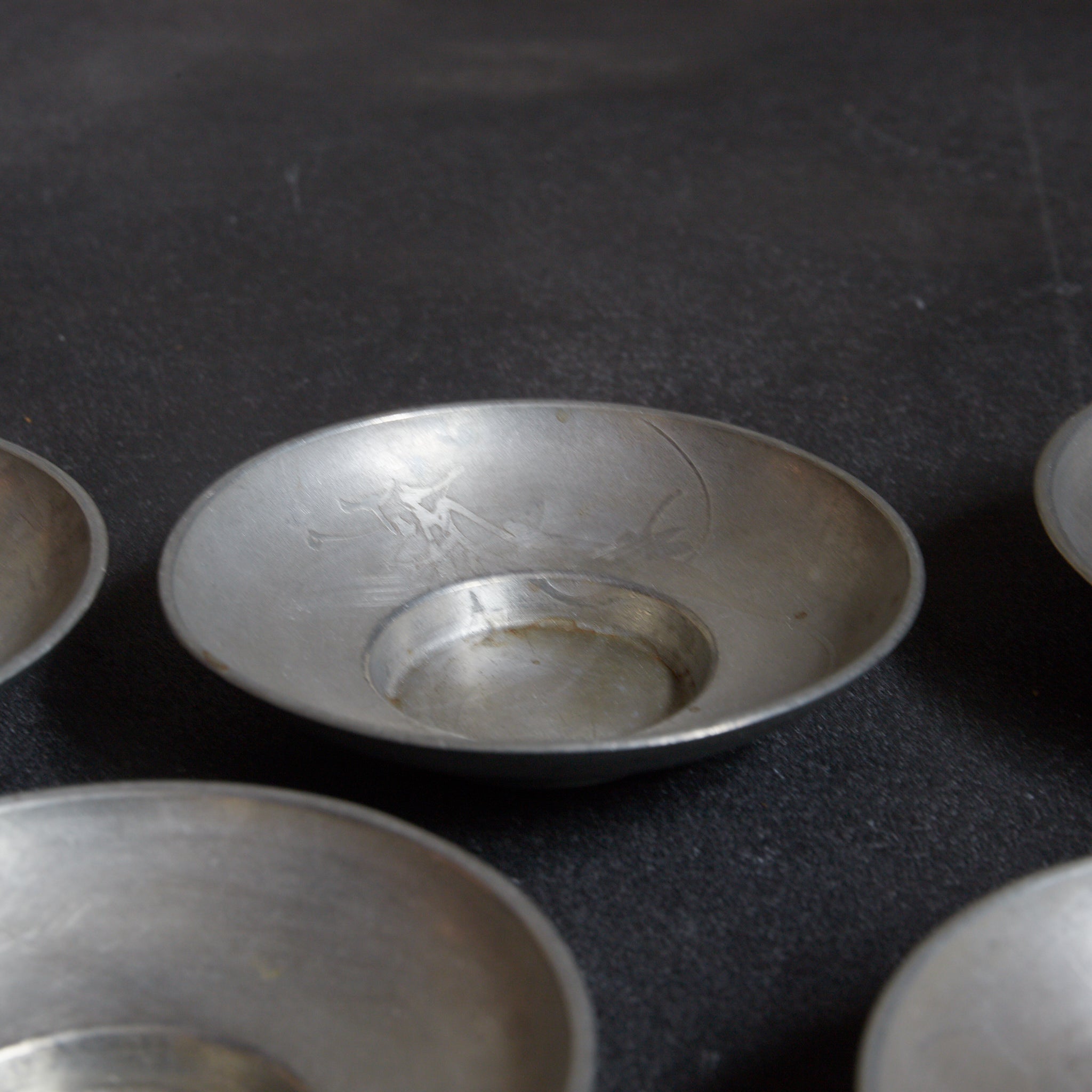 ALTE RUNDE ZINNERNE UNTERTASSE, Mit variiertes Bildmotiv, gemarkt, 5er-set, Qing-Dynastie（1616–1911 n. Chr.）