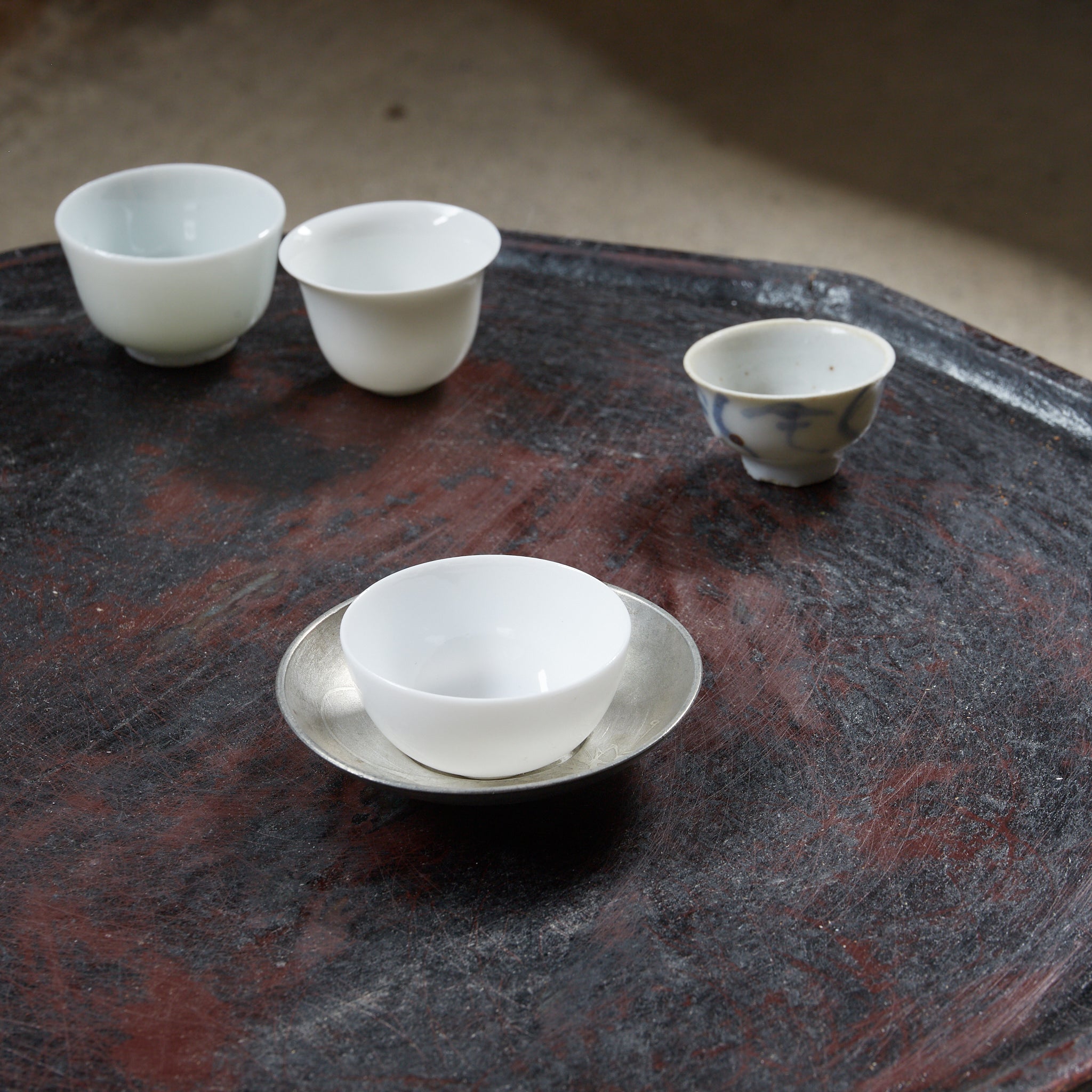 ALTE RUNDE ZINNERNE UNTERTASSE, Mit variiertes Bildmotiv, gemarkt, 5er-set, Qing-Dynastie（1616–1911 n. Chr.）