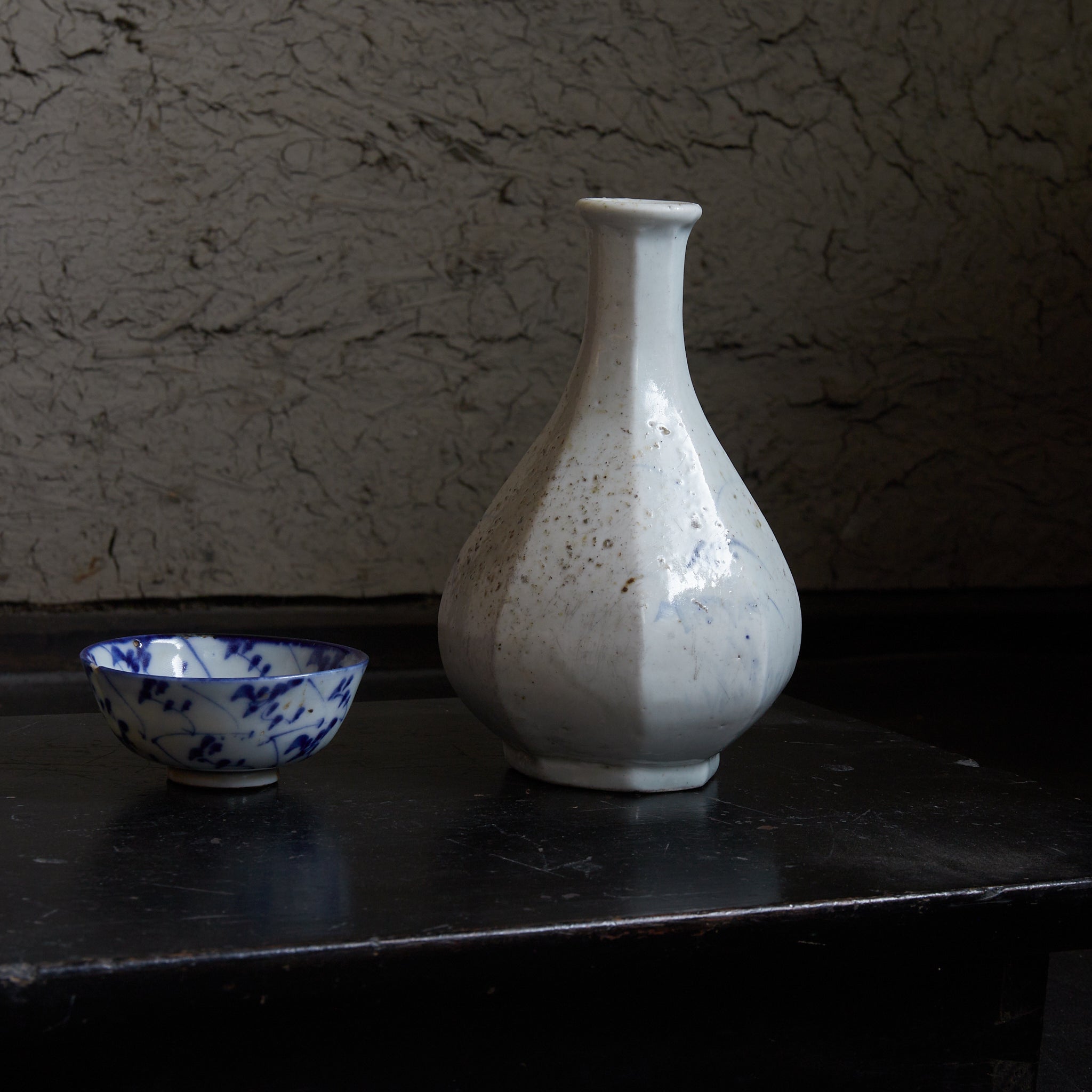李朝 白磁青花笹文面取瓶（1392–1897CE）