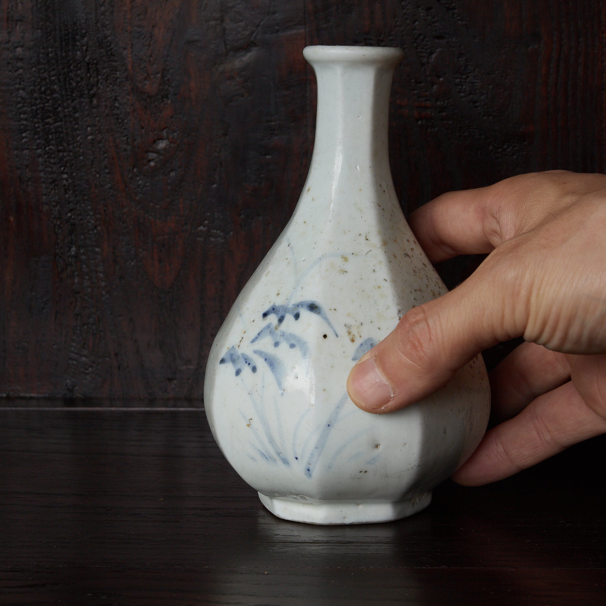 李朝 白磁青花笹文面取瓶（1392–1897CE）