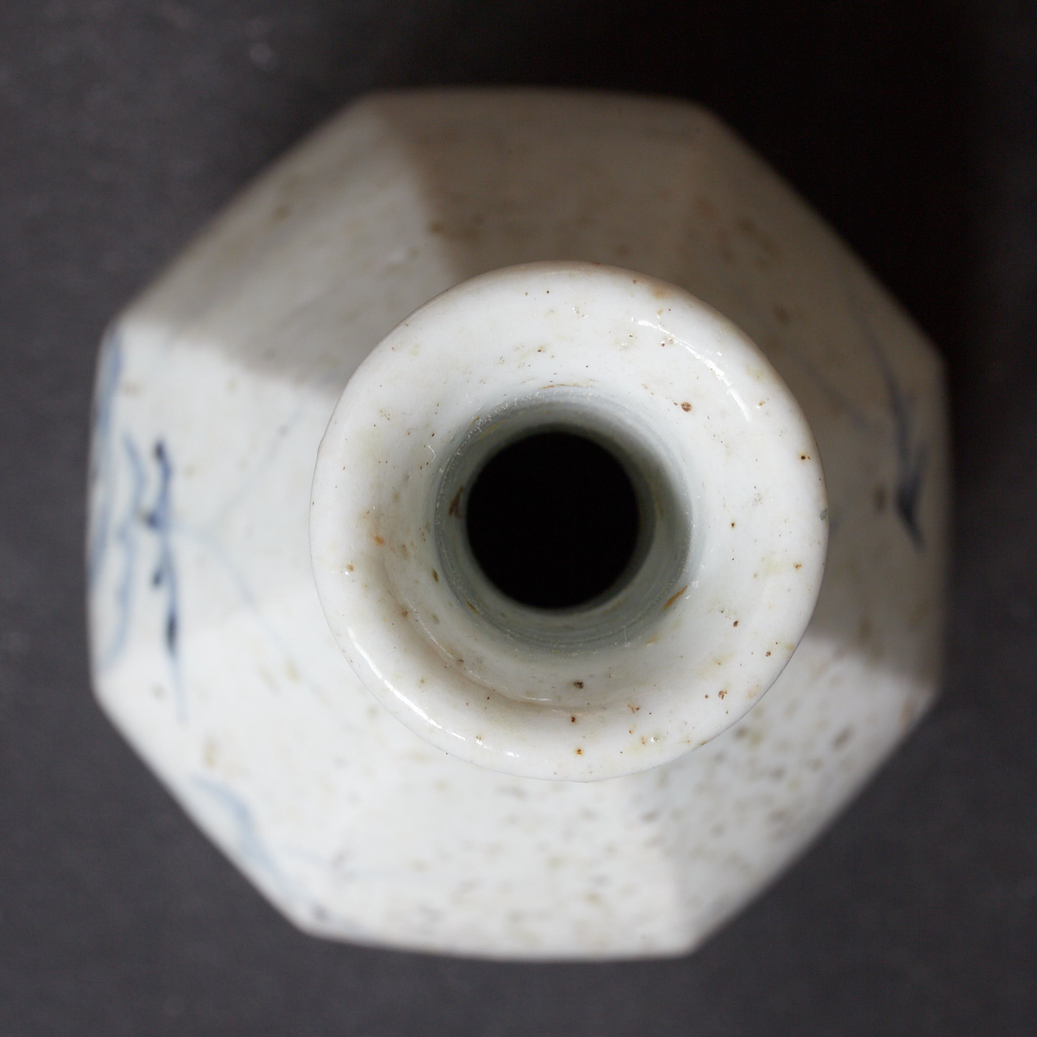 李朝 白磁青花笹文面取瓶（1392–1897CE）