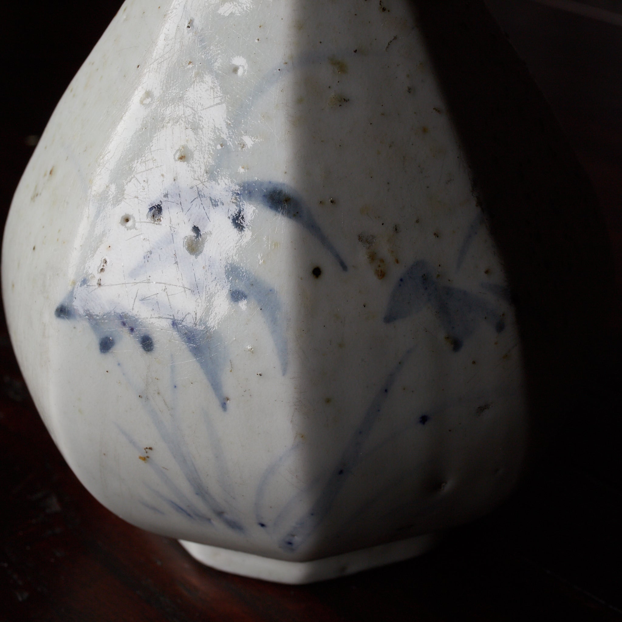李朝 白磁青花笹文面取瓶（1392–1897CE）
