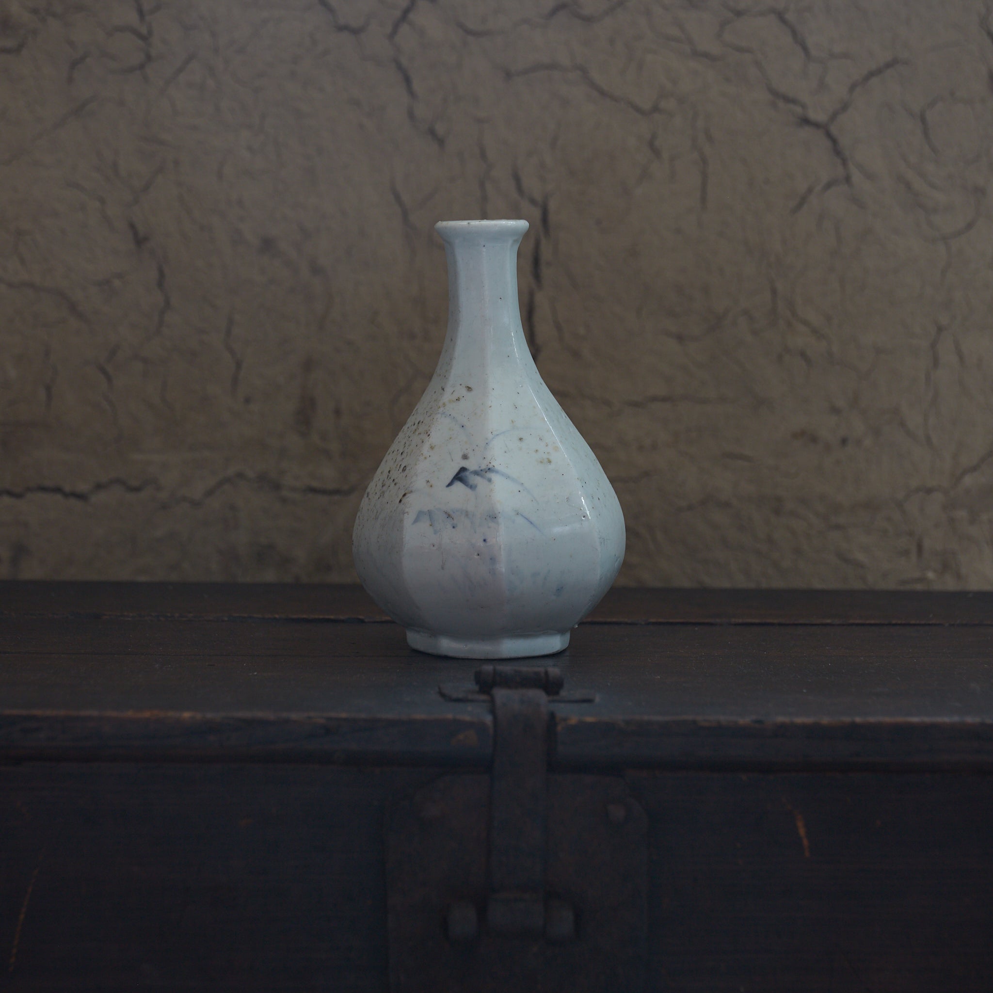 李朝 白磁青花笹文面取瓶（1392–1897CE）