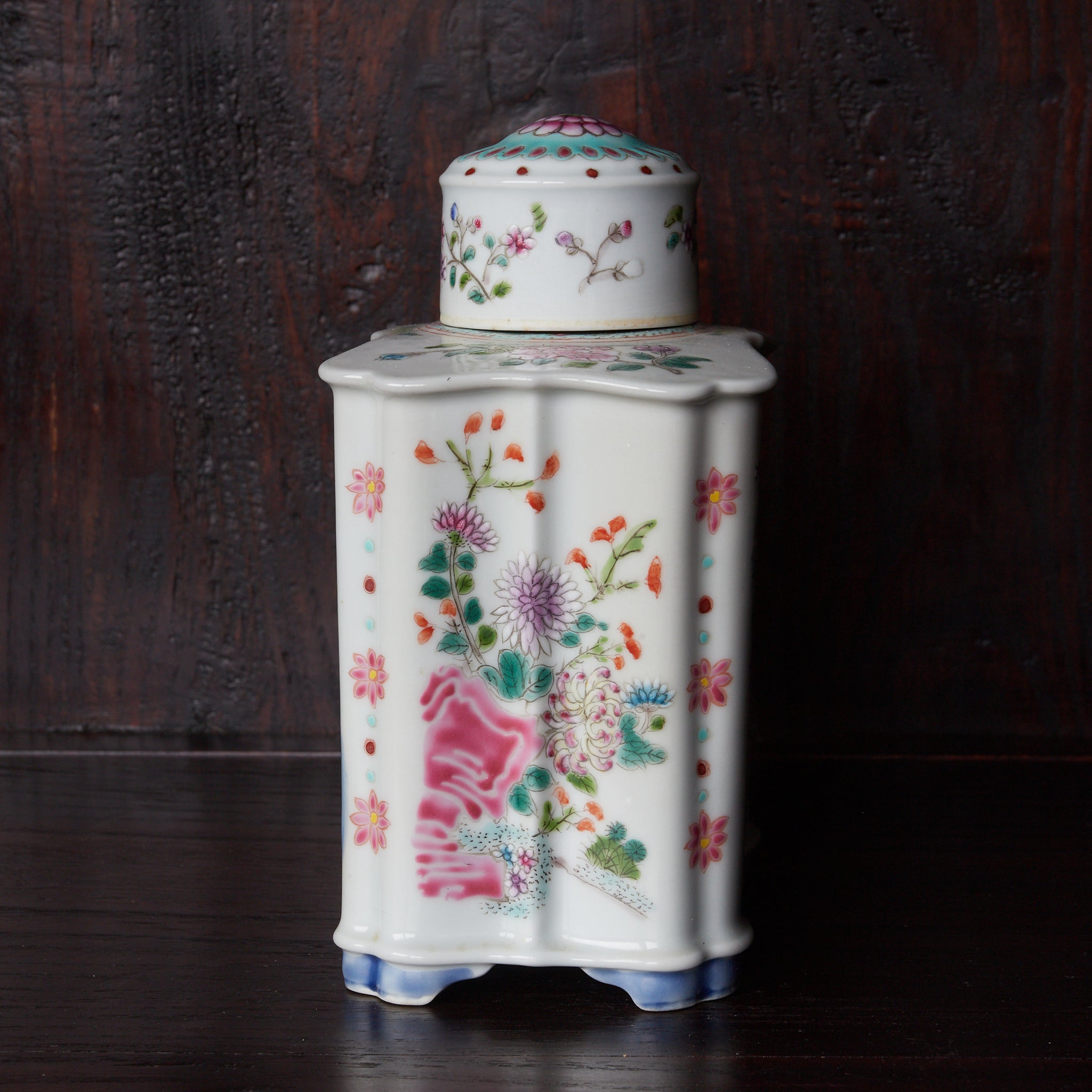 BOTTIGLIA / SCATOLA DA TÈ, A forma di quadrata, in stile famiglia rosa con motivo dei cento fiori con coperchio, Dinastia Qing–Repubblica di Cina（1616–1949 d.C.）