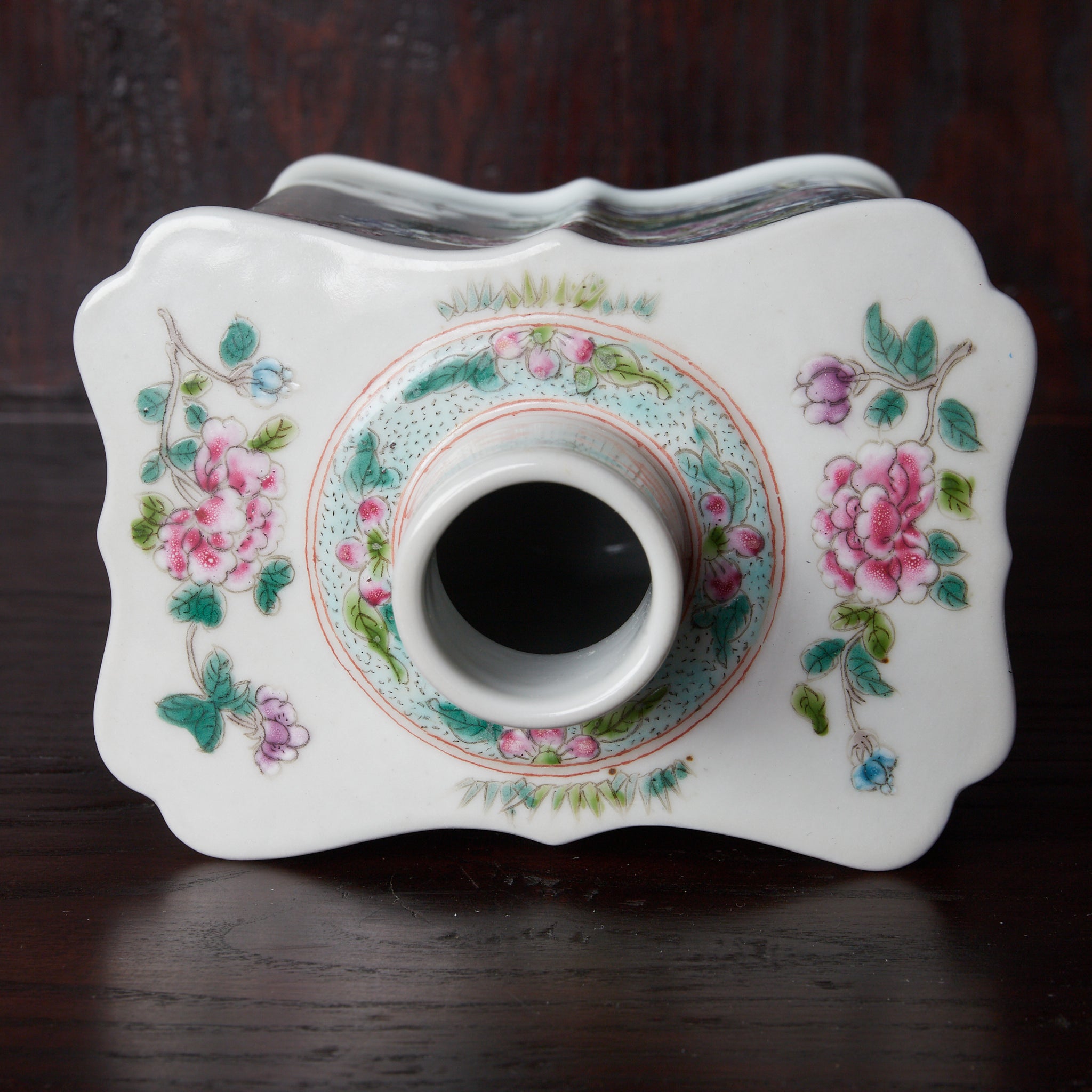 BOTTIGLIA / SCATOLA DA TÈ, A forma di quadrata, in stile famiglia rosa con motivo dei cento fiori con coperchio, Dinastia Qing–Repubblica di Cina（1616–1949 d.C.）