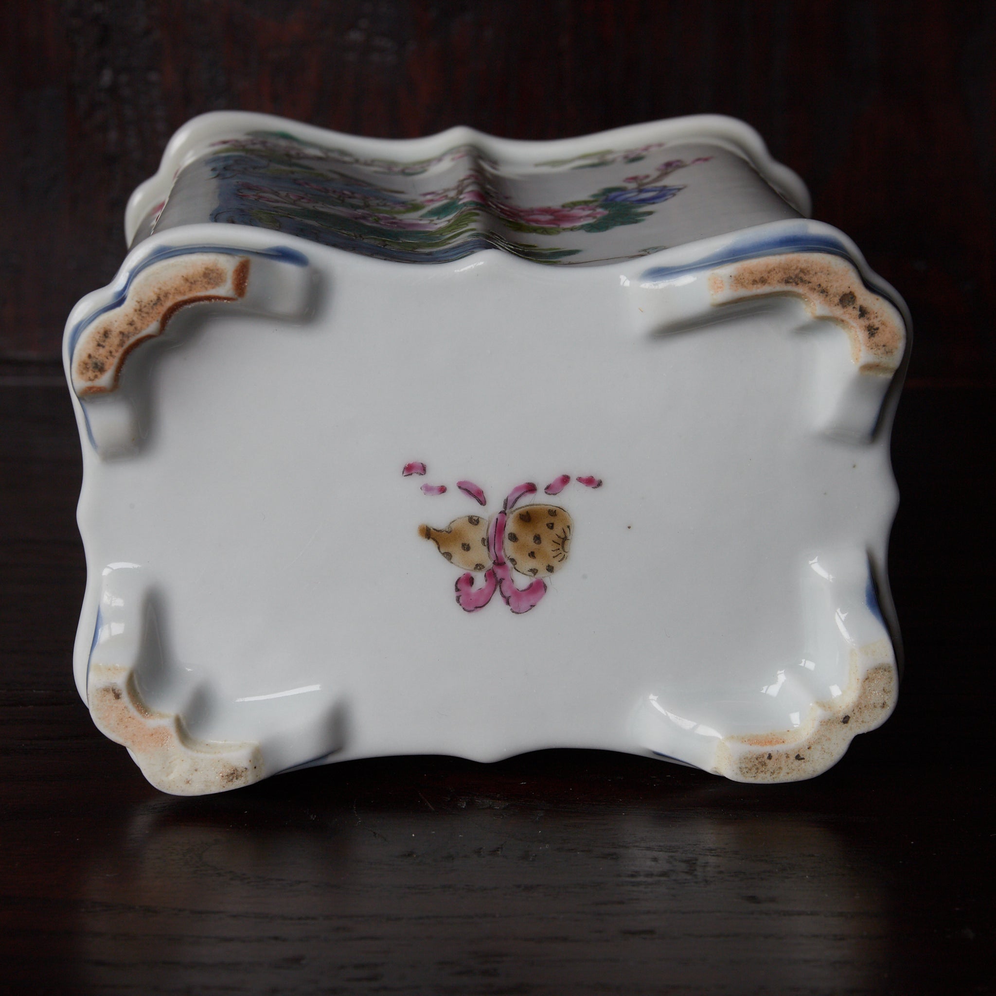 BOTTIGLIA / SCATOLA DA TÈ, A forma di quadrata, in stile famiglia rosa con motivo dei cento fiori con coperchio, Dinastia Qing–Repubblica di Cina（1616–1949 d.C.）