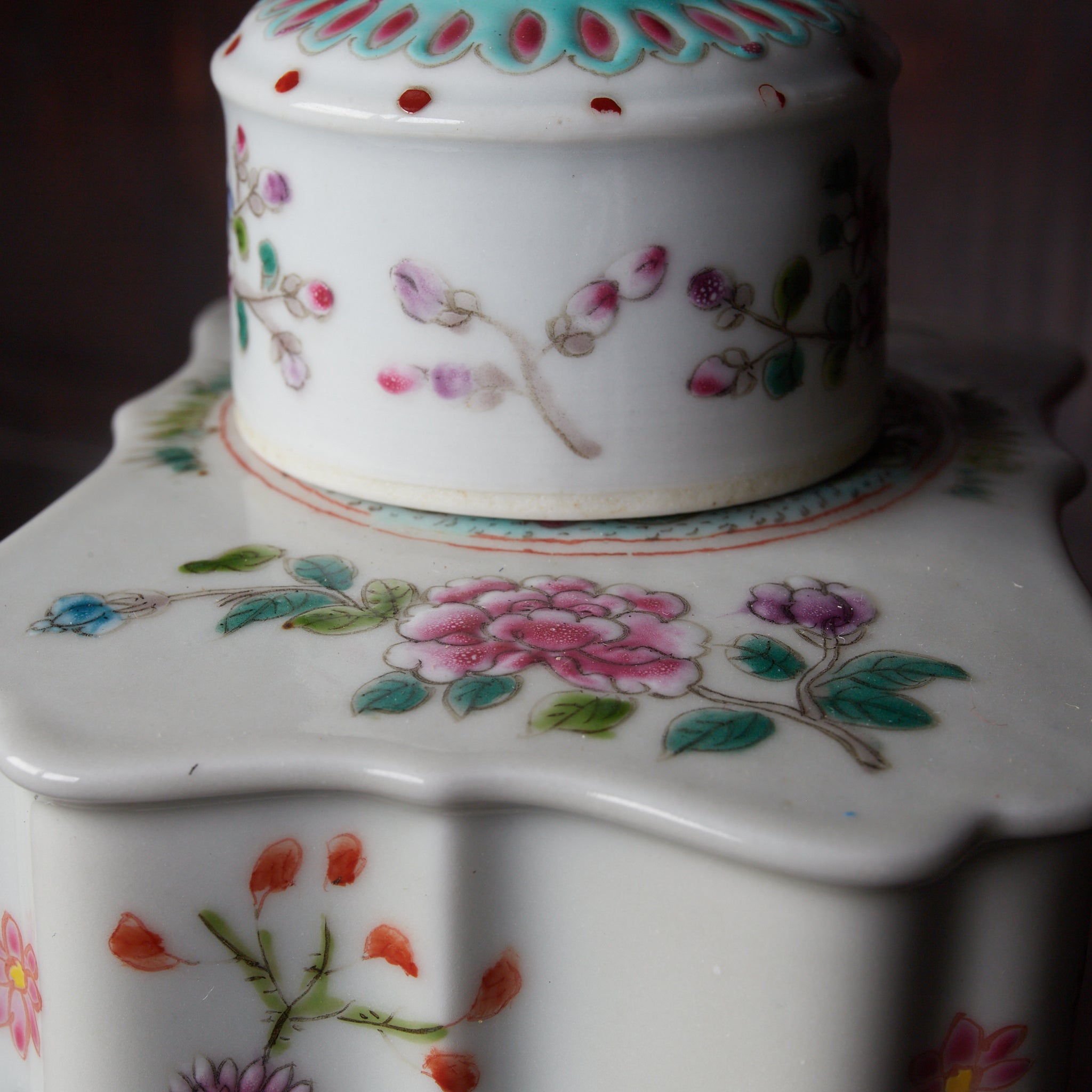 BOTTIGLIA / SCATOLA DA TÈ, A forma di quadrata, in stile famiglia rosa con motivo dei cento fiori con coperchio, Dinastia Qing–Repubblica di Cina（1616–1949 d.C.）