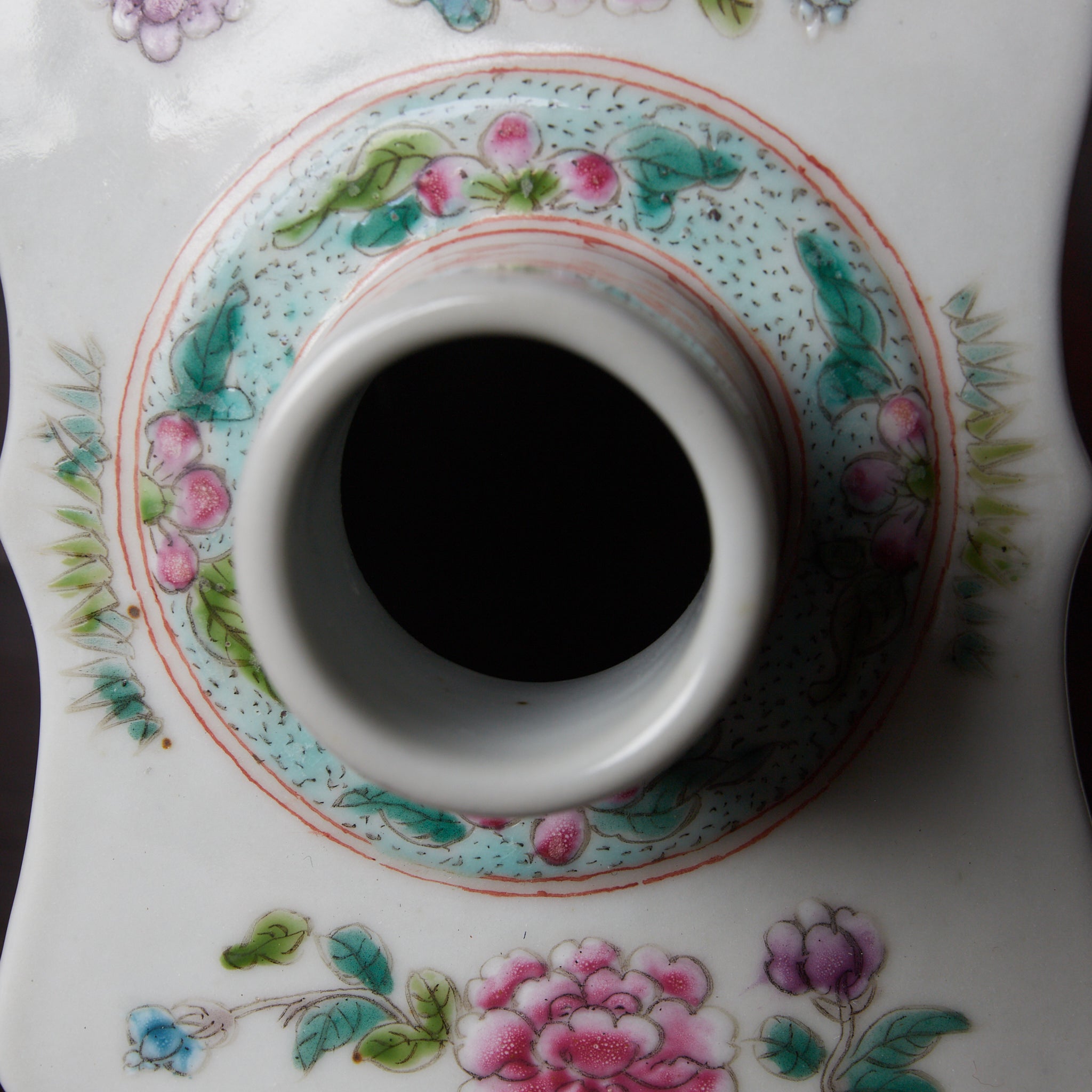 BOTTIGLIA / SCATOLA DA TÈ, A forma di quadrata, in stile famiglia rosa con motivo dei cento fiori con coperchio, Dinastia Qing–Repubblica di Cina（1616–1949 d.C.）