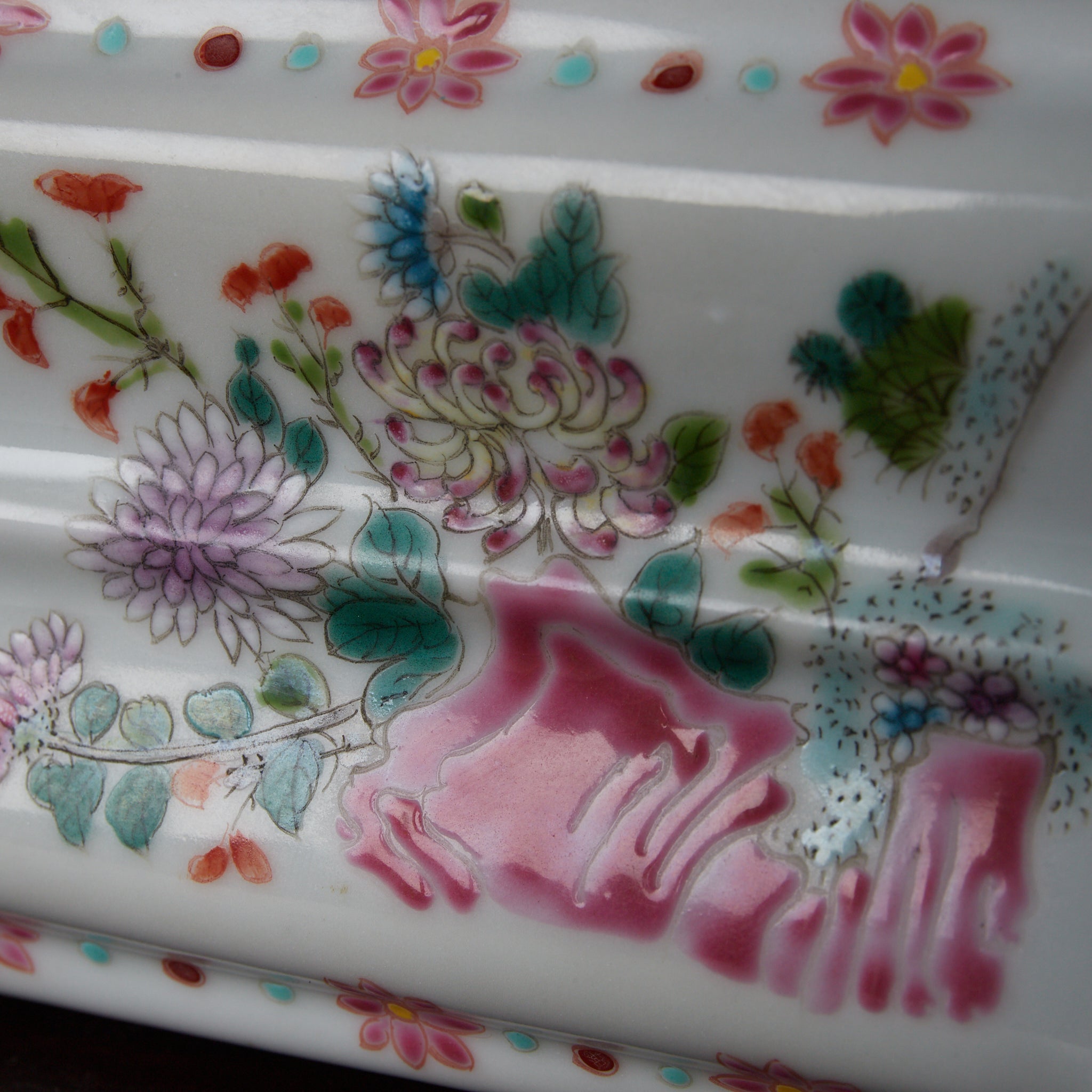BOTTIGLIA / SCATOLA DA TÈ, A forma di quadrata, in stile famiglia rosa con motivo dei cento fiori con coperchio, Dinastia Qing–Repubblica di Cina（1616–1949 d.C.）