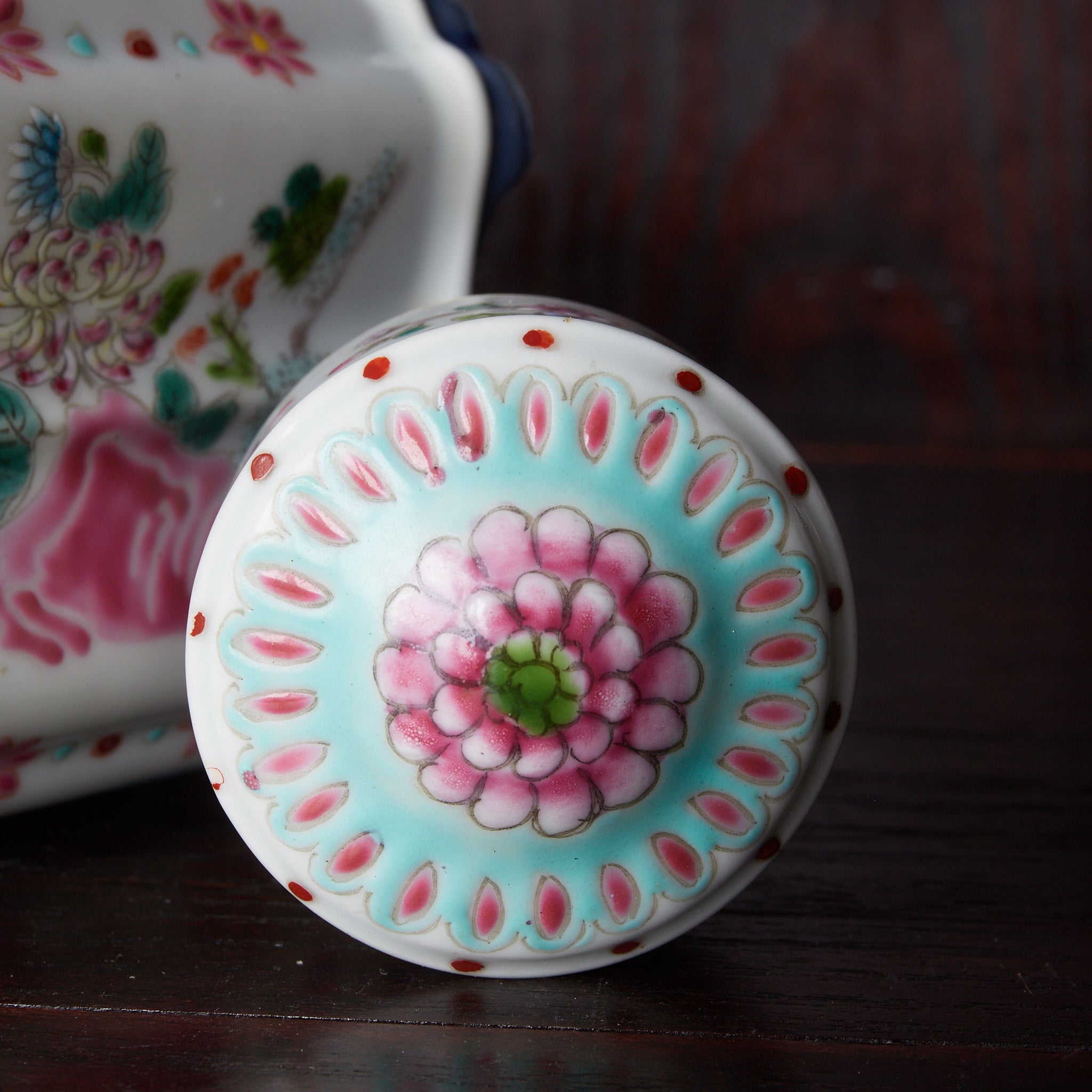 BOTTIGLIA / SCATOLA DA TÈ, A forma di quadrata, in stile famiglia rosa con motivo dei cento fiori con coperchio, Dinastia Qing–Repubblica di Cina（1616–1949 d.C.）
